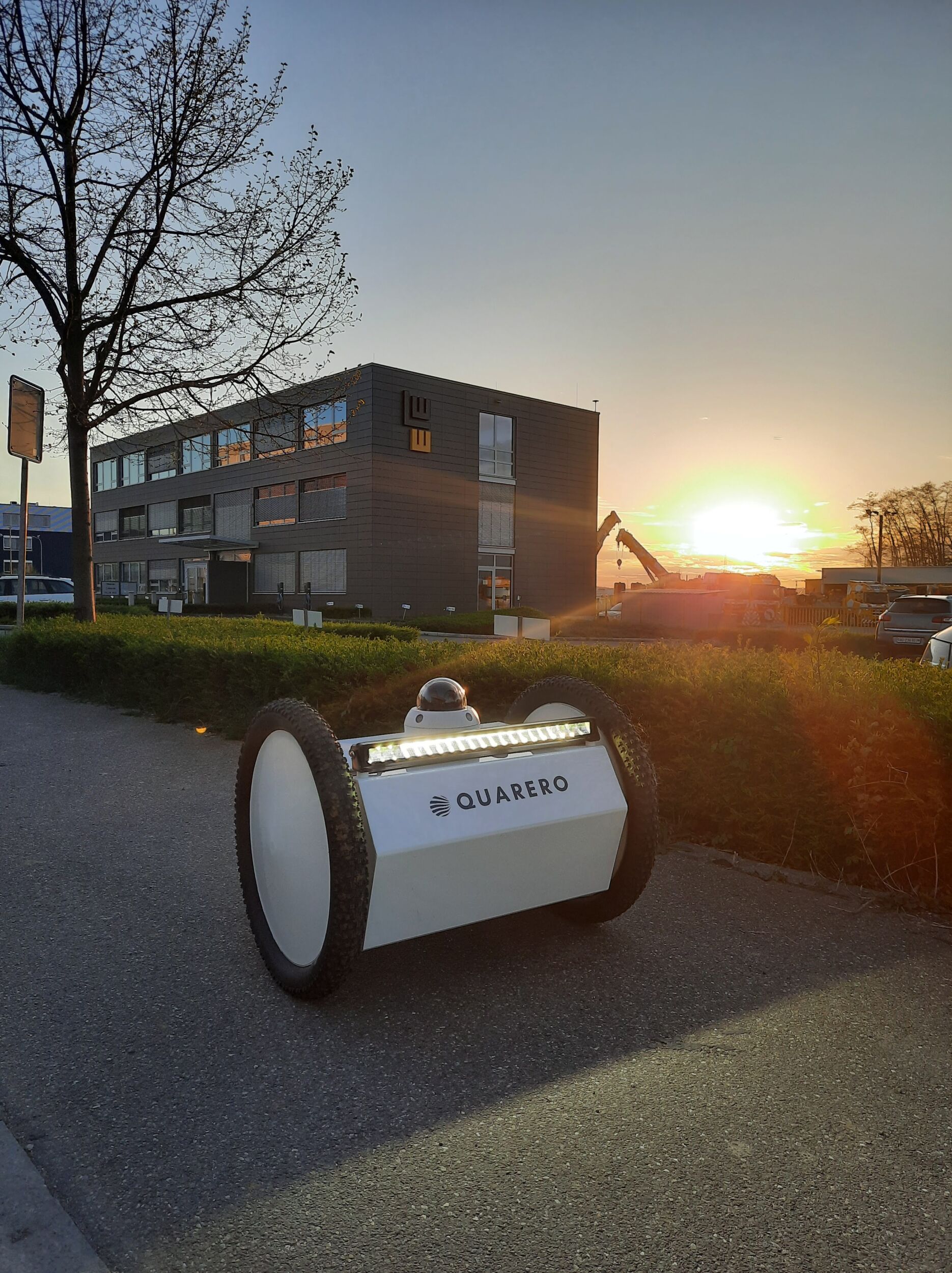Die mobilen Sicherheitsroboter von Quarero sorgen für eine signifikante Kostenreduktion bei gleichzeitig höherem Sicherheitsniveau und belastbarer Compliance-Grundlage.