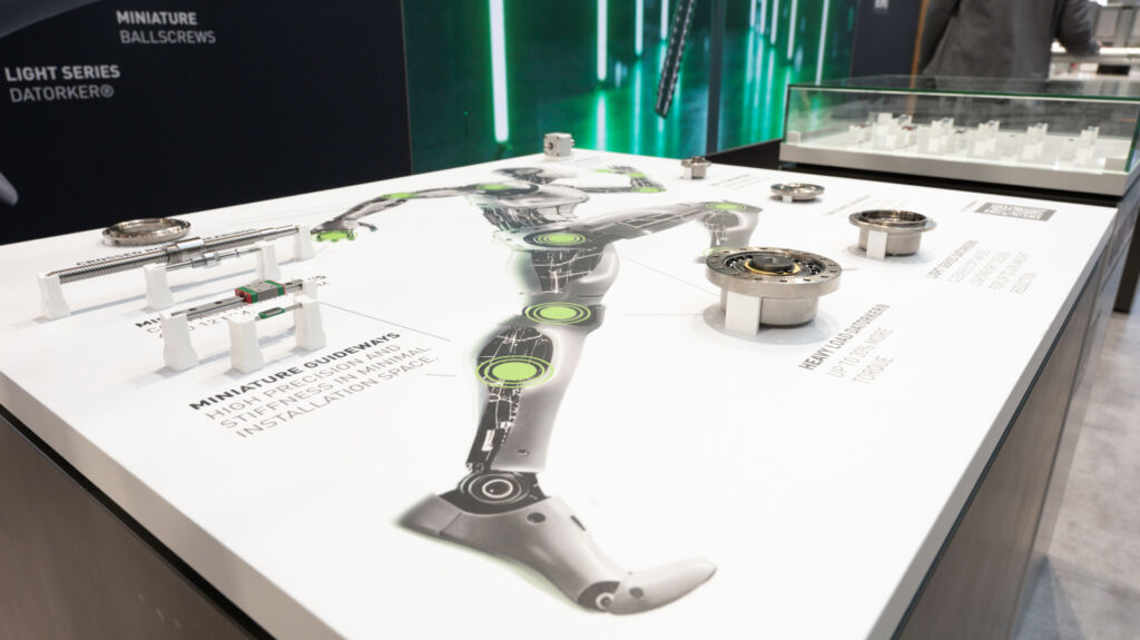 Hiwin entwickelt von Linearführungen und Kugelgewindetrieben über Kreuzrollenlager bis hin zu Wellgetrieben alle Komponenten für eine leistungsfähige Bewegungssteuerung von humanoiden Robotern.