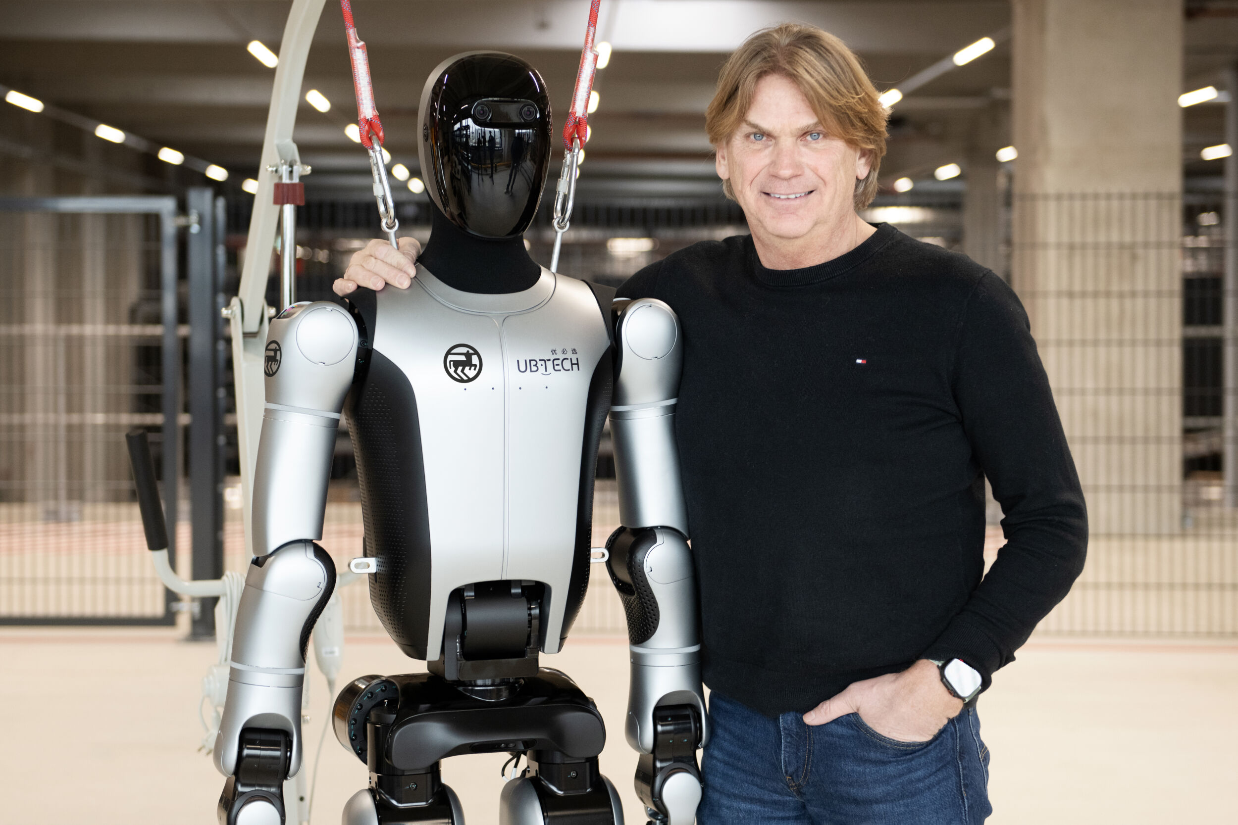 Hendrick van Duuren, Geschäftsleiter von Rossmann, neben dem UBTech Walker S2. Der humanoide Roboter kommt in einem Pilotprojekt von Rossmann und Terra Robotics zum Einsatz.