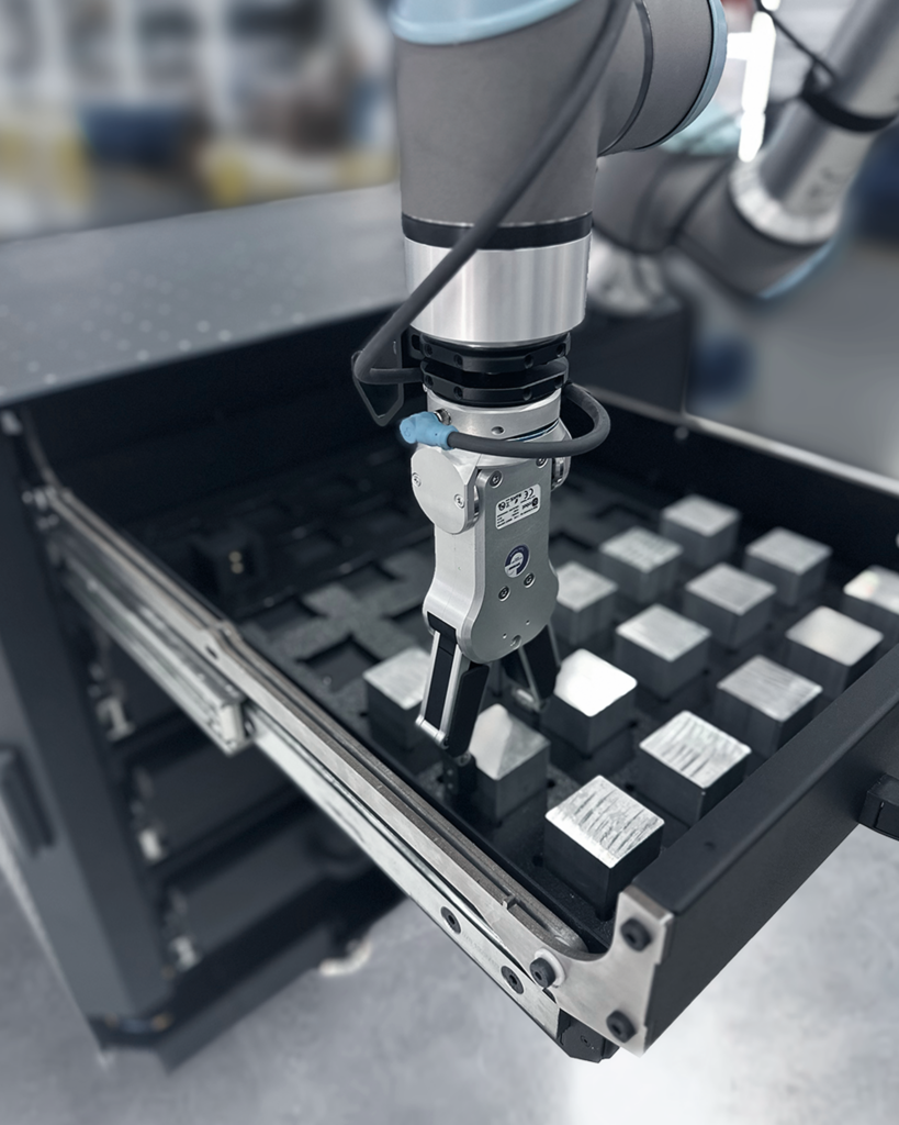 Die Roboterlösungen für die Maschinenbetreuung von Vention übernehmen sich wiederholende Aufgaben in CNC-Betriebsvorgängen, indem der Lade- und
Entladeprozess automatisiert wird.