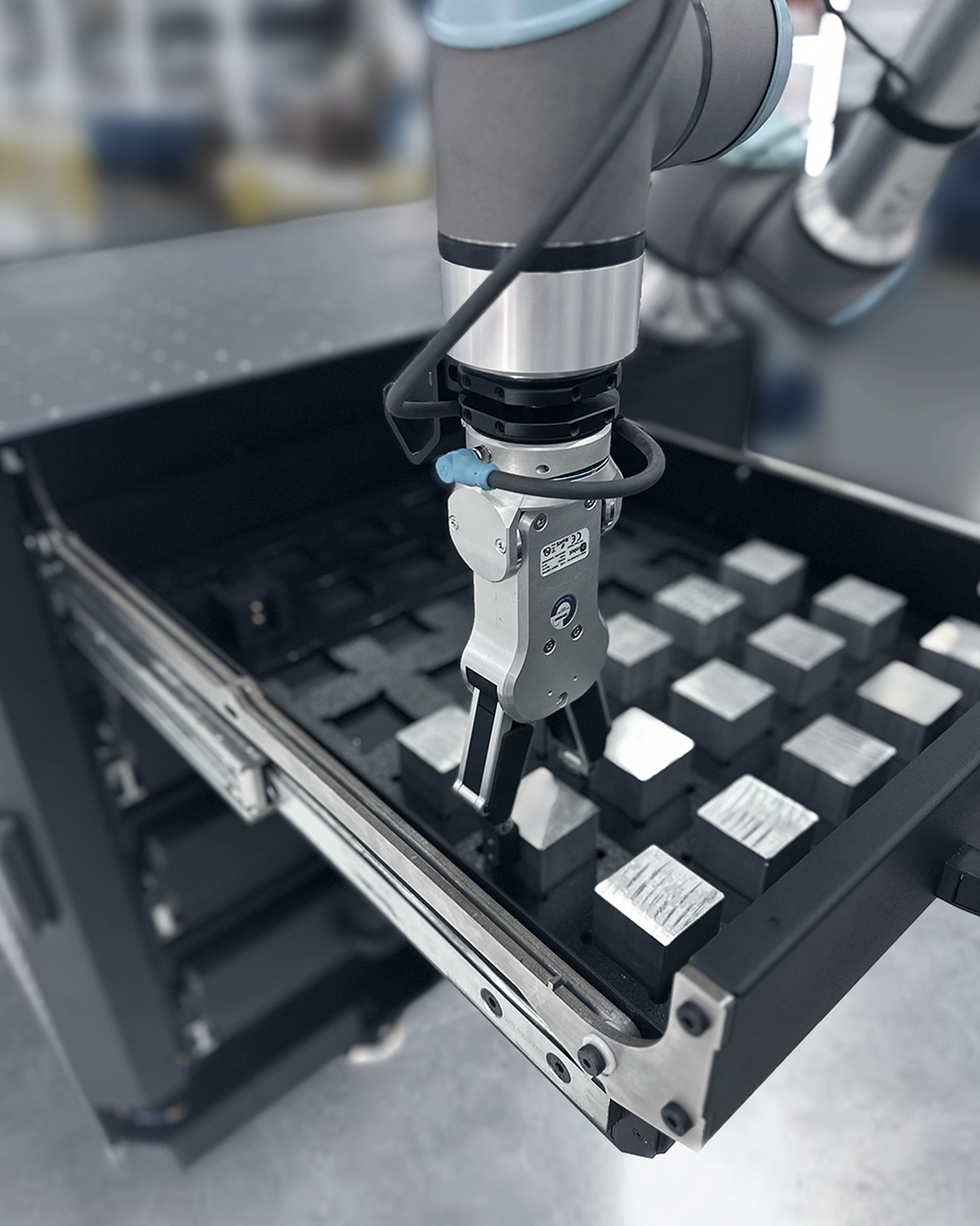 Die Roboterlösungen für die Maschinenbetreuung von Vention übernehmen sich wiederholende Aufgaben in CNC-Betriebsvorgängen, indem der Lade- und Entladeprozess automatisiert wird.