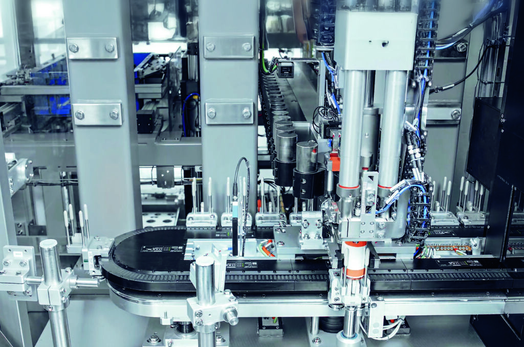 Blick auf zwei der insgesamt fünf XTS-Systeme in der komplexen Batteriezellen-Montagelinie
