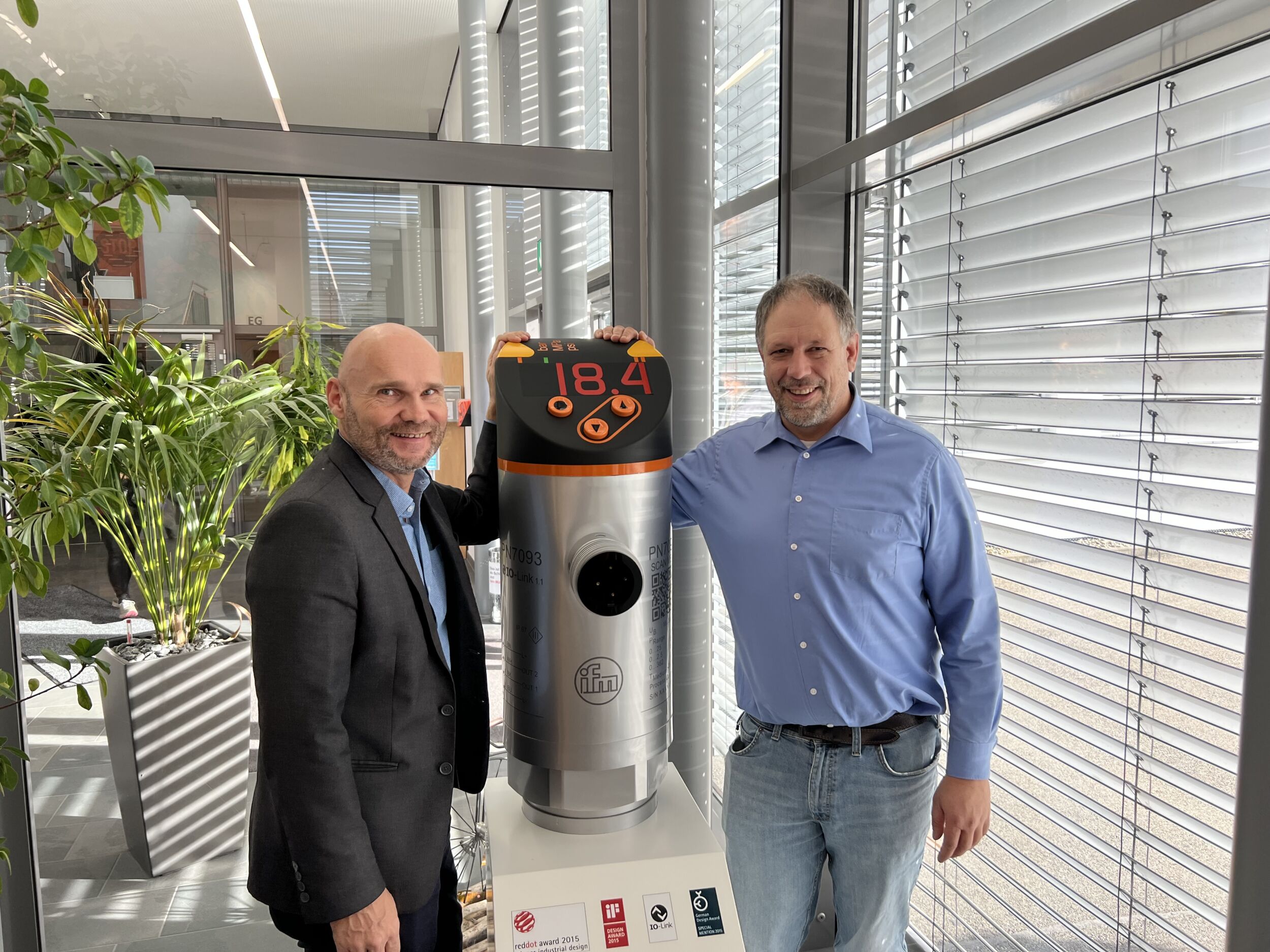 Beim Besuch von IFM in Kressbronn, sprach Frank Nolte (links) mit Joachim Uffelmann, Vice President Technical Management von IFM Ecomatic und Sprecher der IO-Link Steering Committes über die Entwicklungen der offenen Punkt-zu-Punkt-Verbindung.