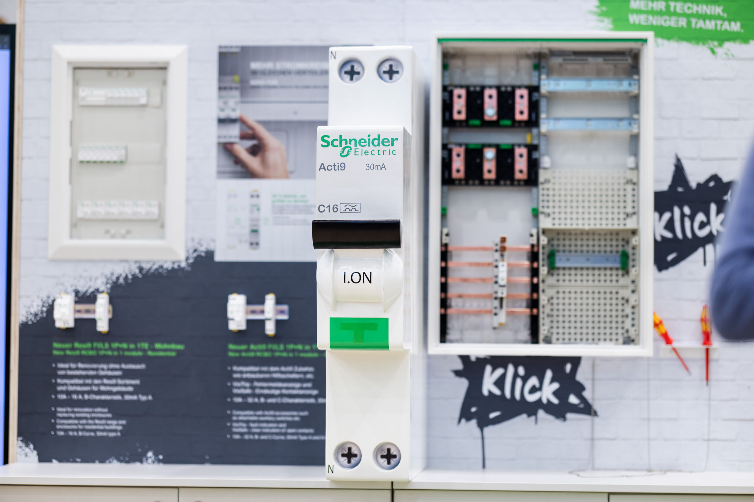 Schneider Electric stellt die neuen kompakten Acti9 und Resi9 FI/LS vor.