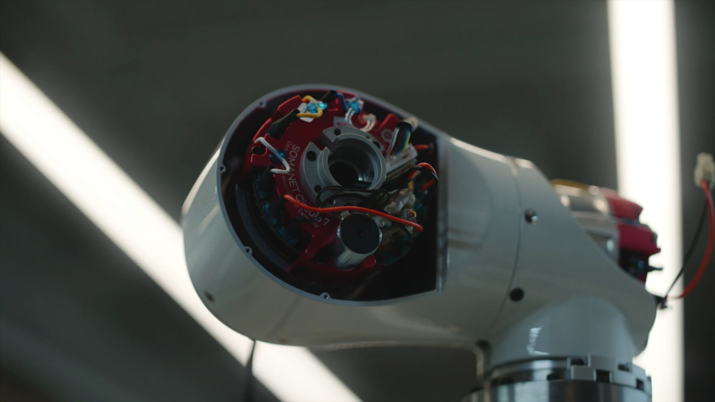 Das chinesische Unternehmen ZJ Humanoid Robots konnte mithilfe der Lösungen von Synapticon eine sichere, präzise und effiziente Bewegungssteuerung für humanoide Roboter entwickeln.