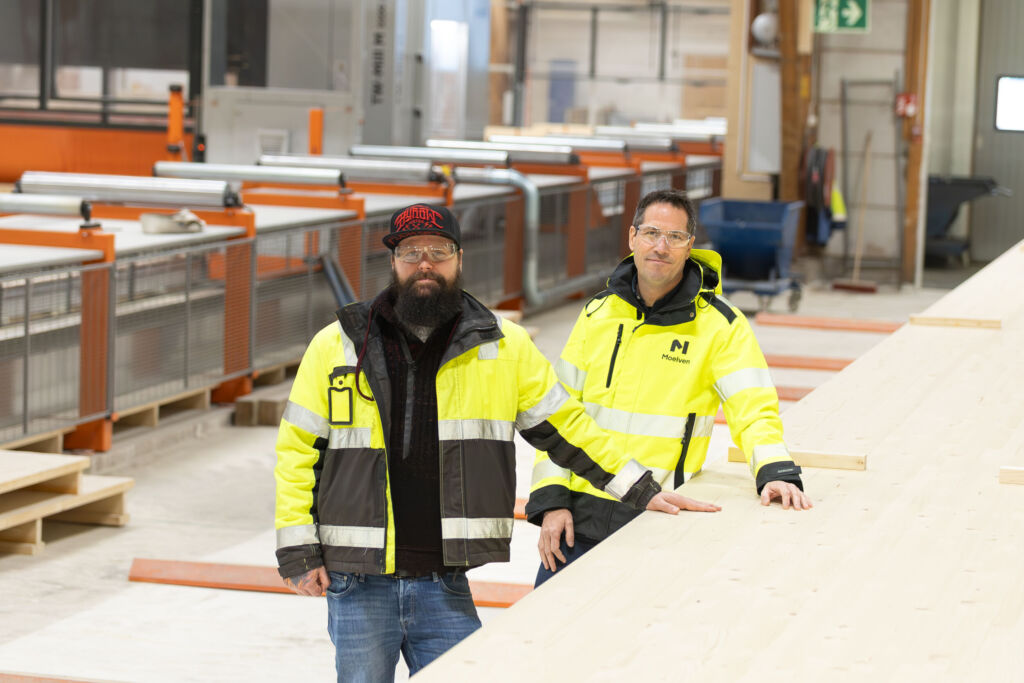 Nicklas Jonsson (Arbeitsvorbereiter Moelven Limtre) und Carl-Magnus Nordkvist (Vertriebsleiter Moelven
Limtre) vor der CNC-Anlage TW-Mill M