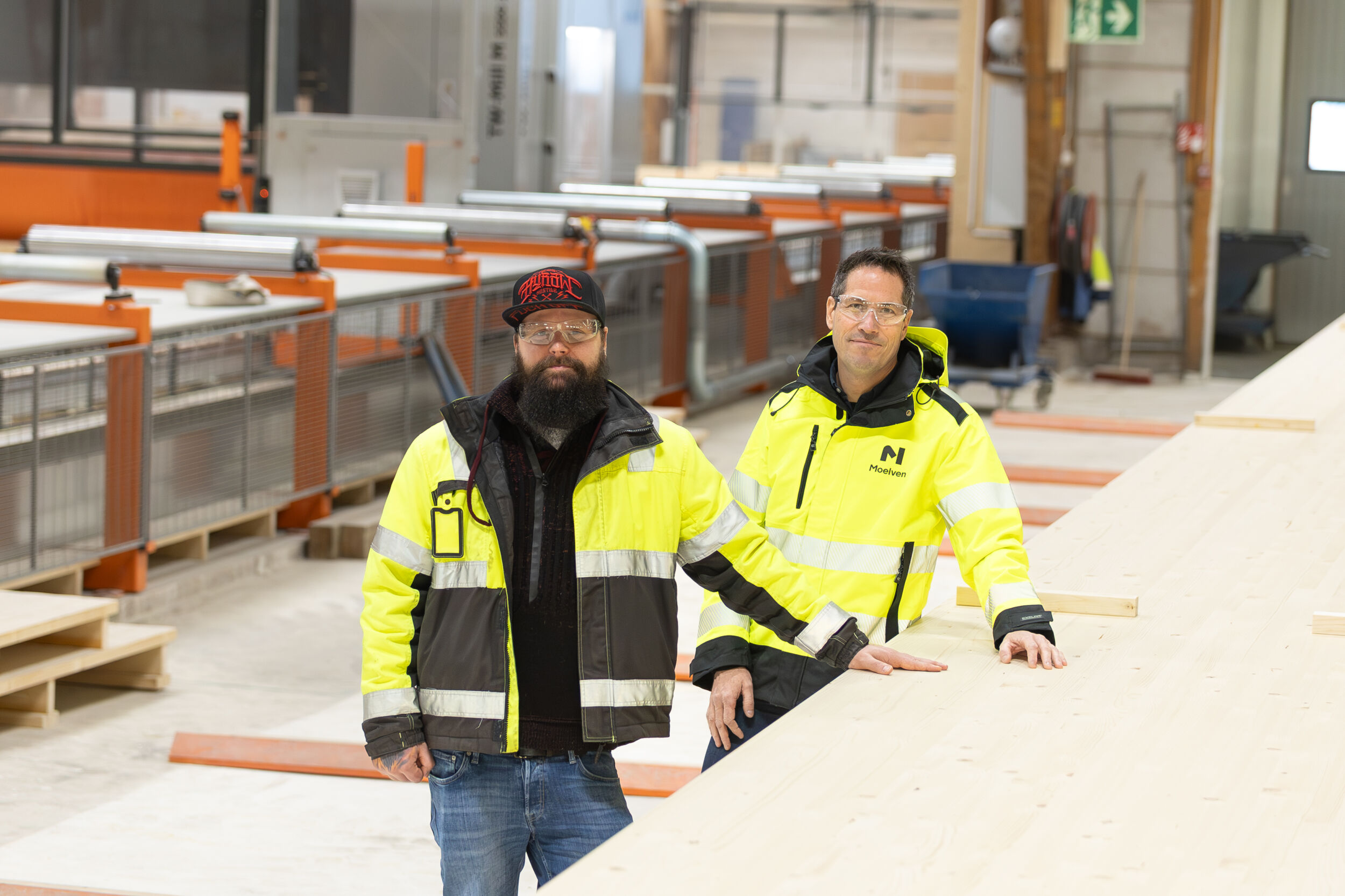Nicklas Jonsson (Arbeitsvorbereiter Moelven Limtre) und Carl-Magnus Nordkvist (Vertriebsleiter Moelven Limtre) vor der CNC-Anlage TW-Mill M
