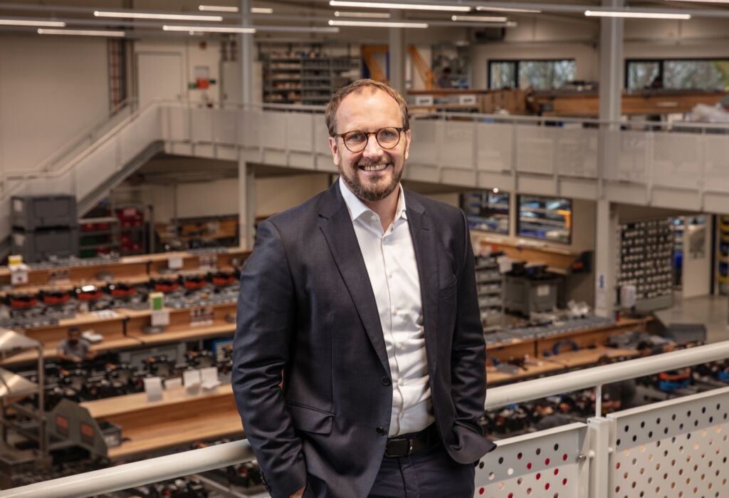 "Bei Safelog erfolgt die dynamische Routenplanung und Flottensteuerung bewusst ohne Machine-Learning-Ansätze. Stattdessen kommen agentenbasierte Software-Mechanismen zum Einsatz."
Mathias Behounek, Safelog
