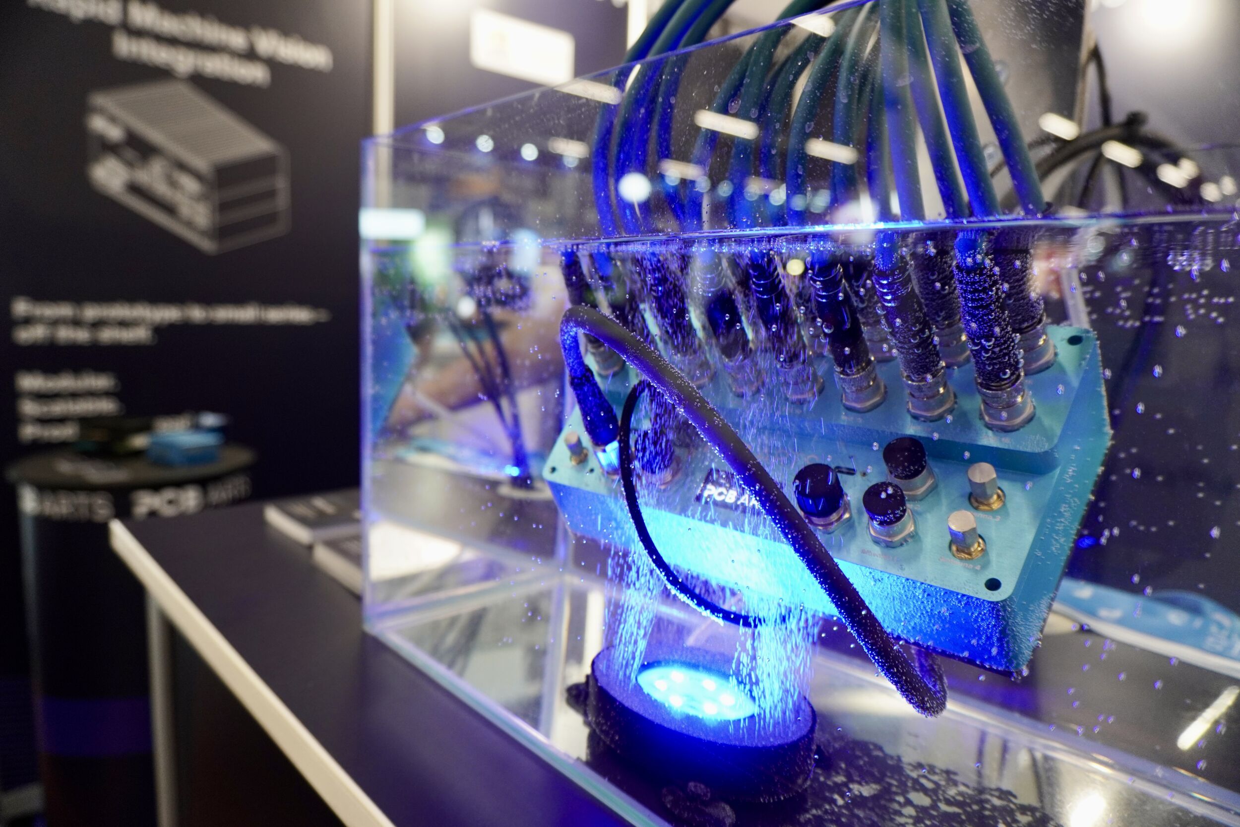 Bild 1 | Das ruggedized Edge System Thorium mit dem Nvidia Jetson AGX Thor lief auf der Embedded World 2026 mehrere Tage lang vollständig und voll funktionsfähig unter Wasser.