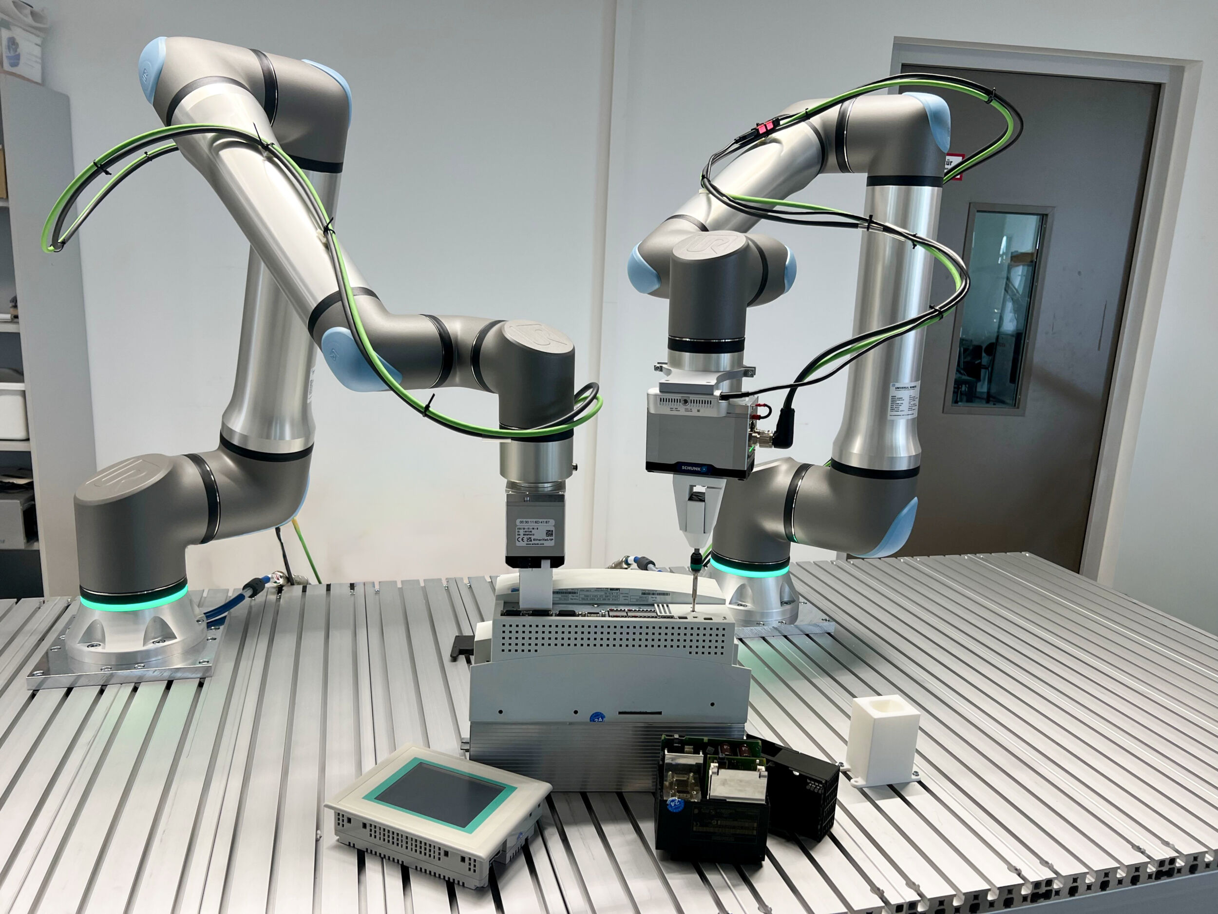 Im zweijährigen Verbundprojekt NewEra entwickeln die Eichler, EVT und die Hochschule Karlsruhe eine Dual-Arm-Roboterzelle, die Industrieelektronik aus dem Anlagenbau selbstständig identifiziert, demontiert und repariert.
