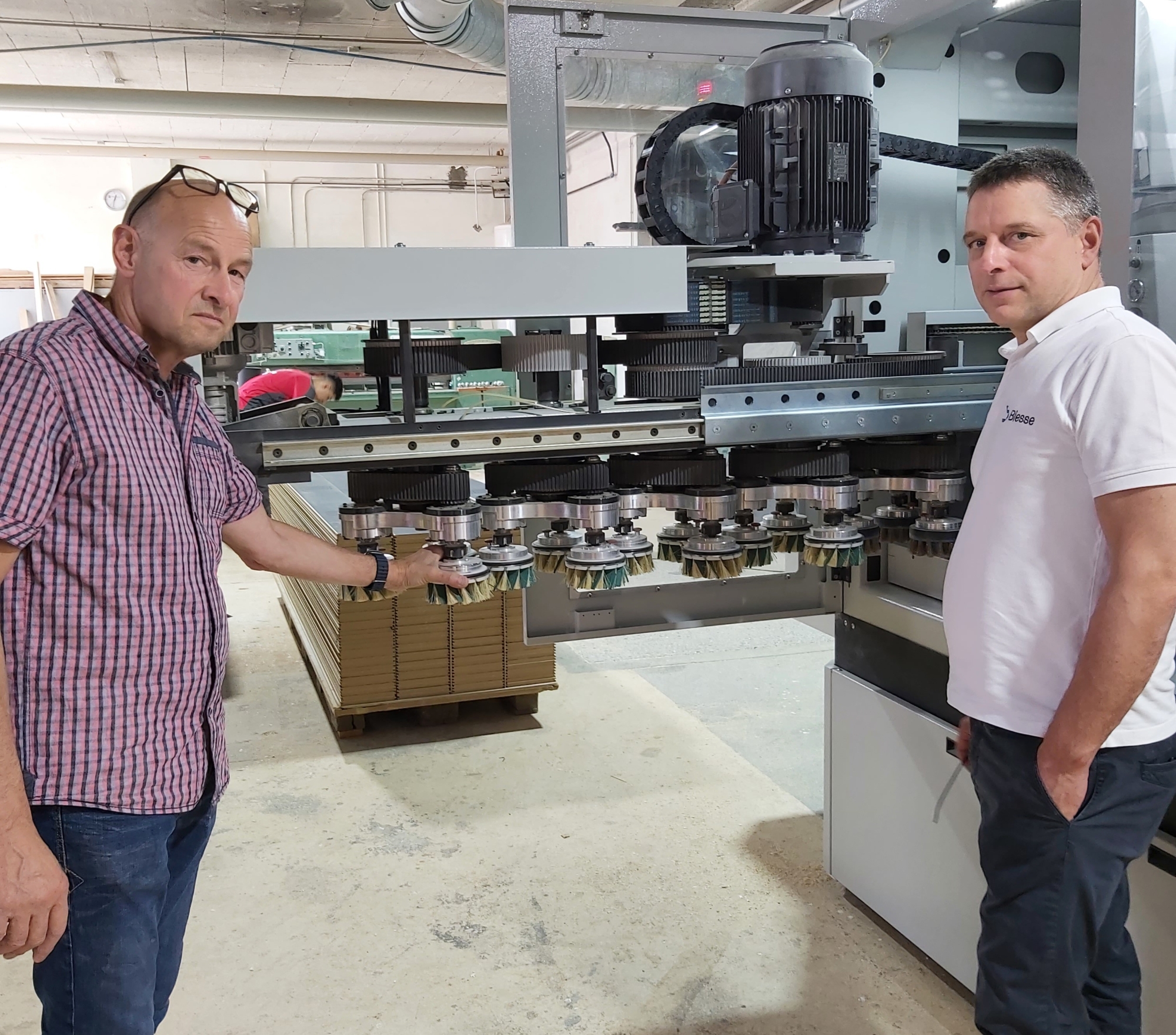 Alois Zahner (Crea-Form) und Erich Lüchinger (Biesse) begutachten die flexiblen Bürsten der Rover Fin Up S.