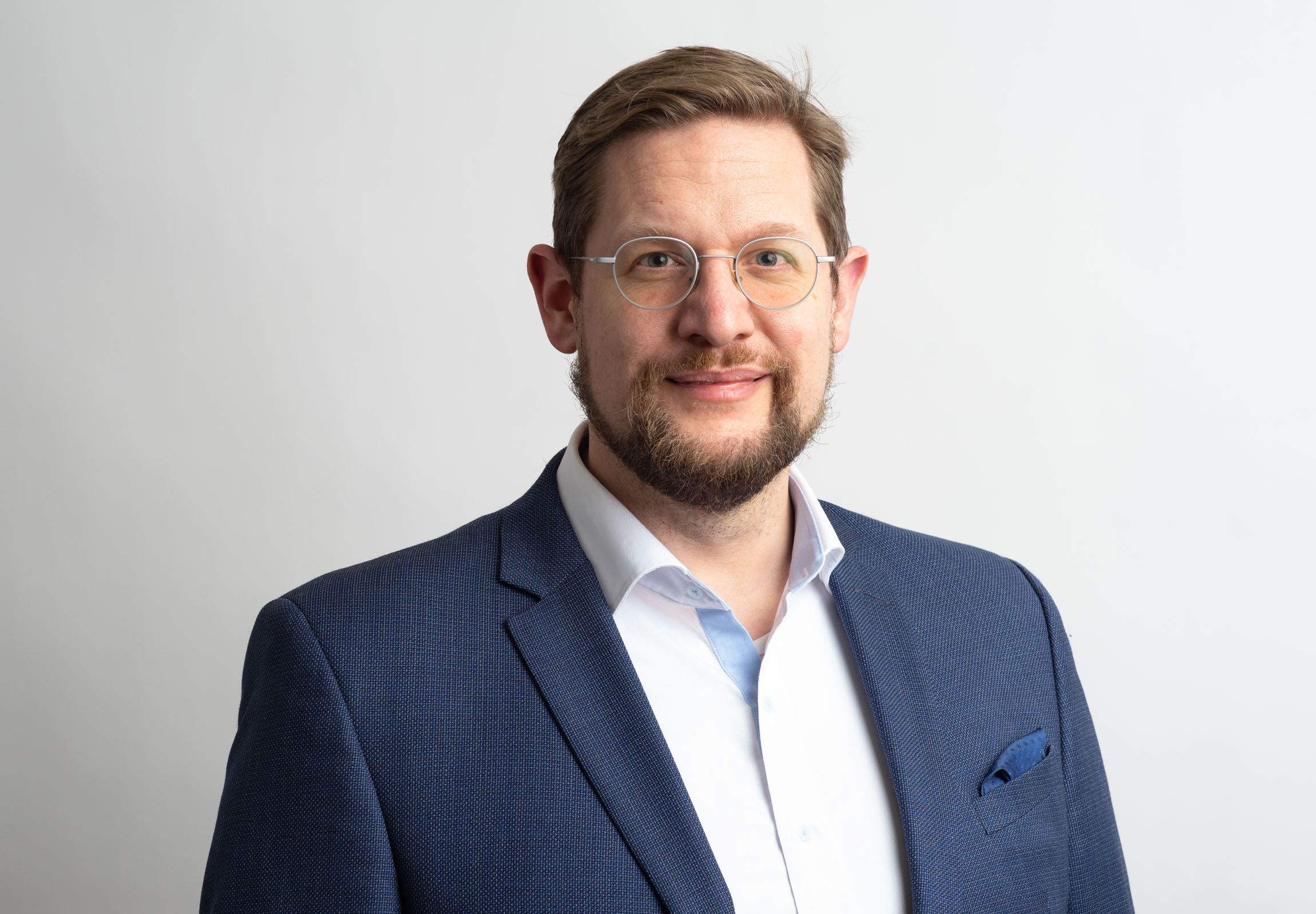 Humanoide Systeme verlassen gerade das Prototypenstadium und müssen mit etablierter Automatisierung erst wirtschaftlich mithalten können. Genau diese Zeit sollten Industrieunternehmen nutzen, um die Voraussetzungen für den späteren Einsatz zu schaffen. Christian Maasem, Detecon