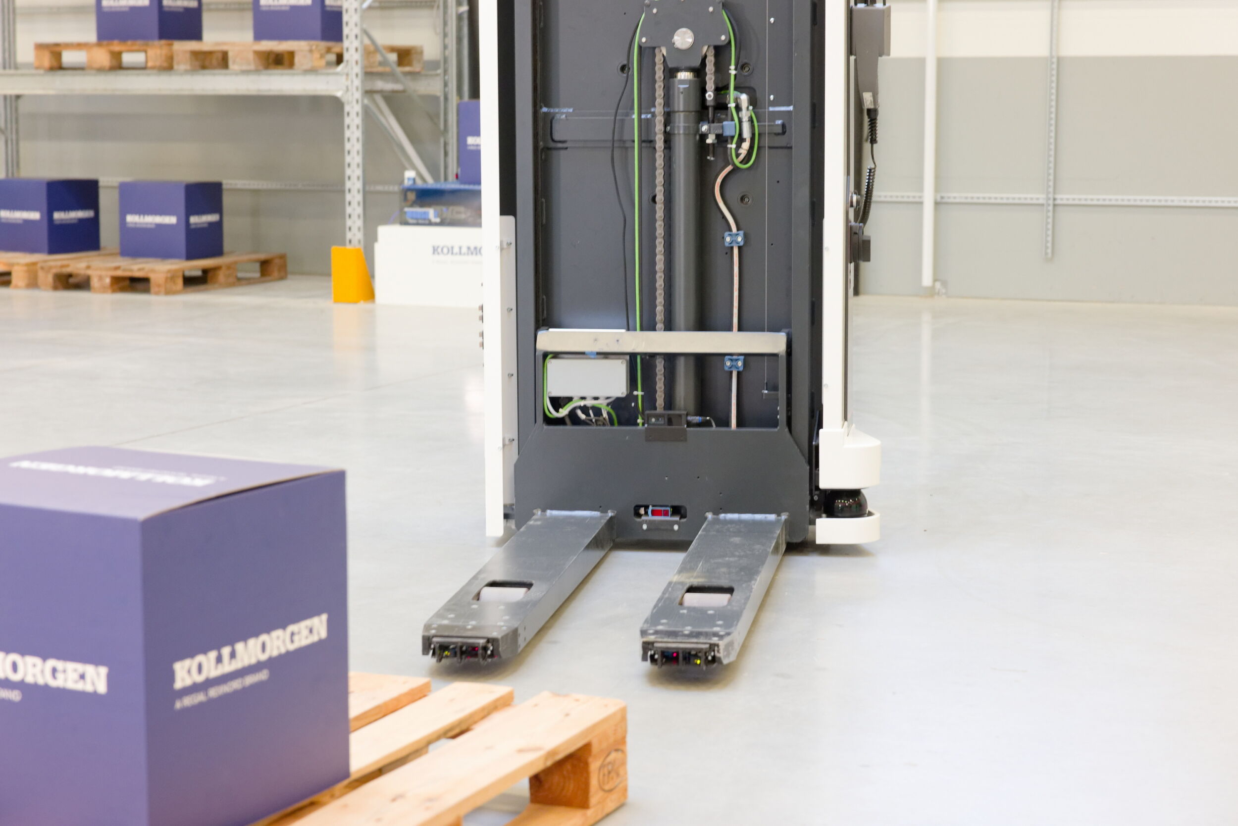 Im Testzentrum bei Göteborg validiert Kollmorgen Automatisierungsplattformen an verschiedenen FTS und AMR. Beim Dynamic Load Docking greifen Fahr- und Hubsystem ineinander, um die Last effizient aufnehmen oder ablegen zu können.