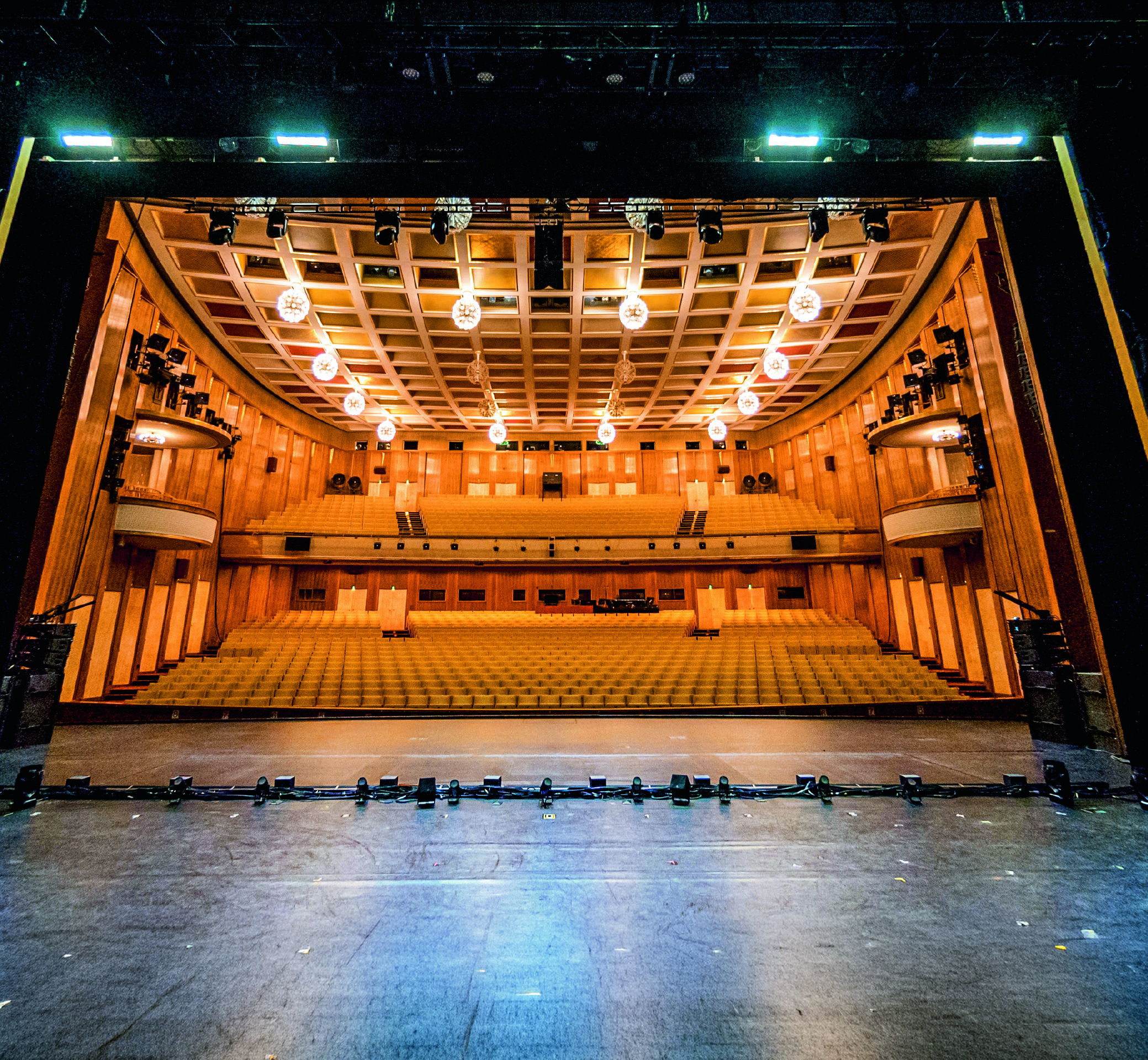 Die Bühne der Oper Leipzig bietet vielfältige Möglichkeiten, unterstützt durch modernste AV- und Medientechnik.