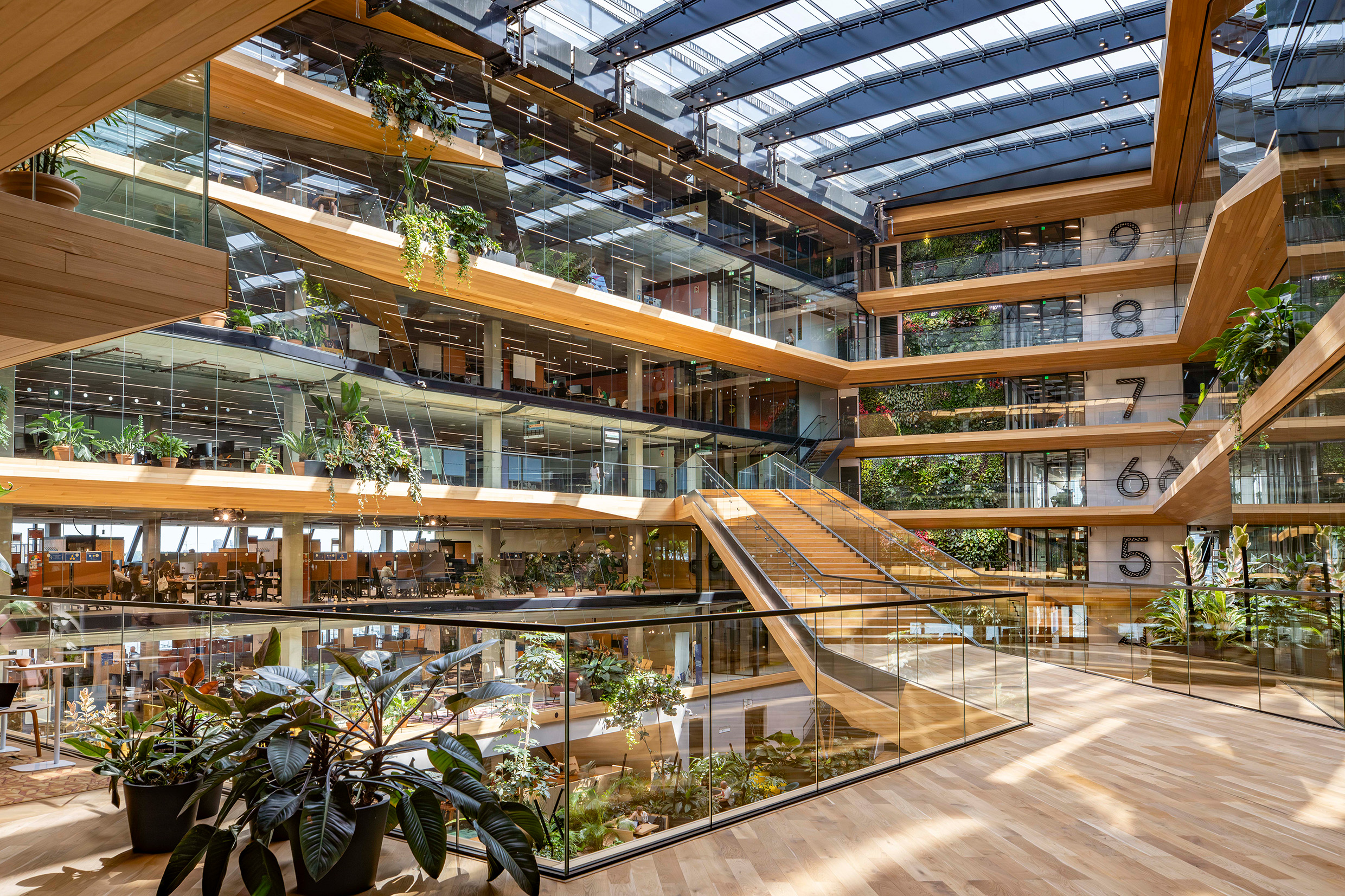 Das Headquarter von Booking.com steht ganz im Zeichen der Nachhaltigkeit. Tausende Pflanzen sorgen für eine belebende Atmosphäre. Rund 2.500 Fahrradstellplätze in der Tiefgarage ermöglichen ein umweltfreundliches Pendeln.