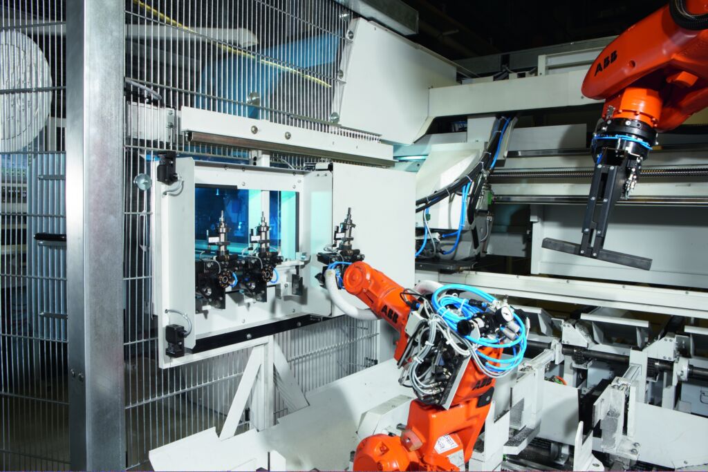 Die Entnahme der Sägeabschnitte und zahlreiche weitere Aufgaben von Entgraten und Anfasen über Zentrieren und Gewindeschneiden, Markieren und Bedrucken bis hin zum Sortieren, Abstapeln und Kommissionieren können mit der Roboter-Anbindung Kasto Sort automa