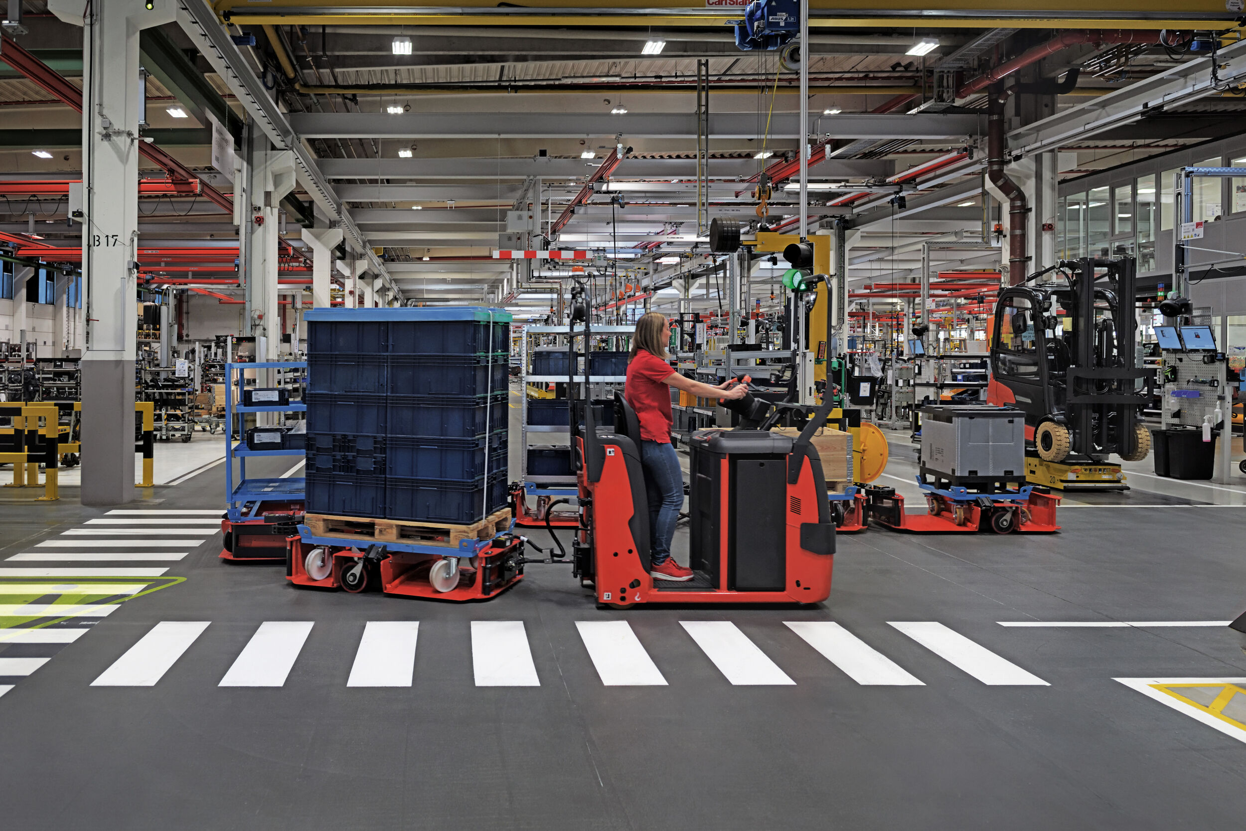 Effizient, wendig, sicher: Die neuen Linde-Lastenanhänger für Logistikzüge erhöhen den Durchsatz signifikant und können auch nachträglich automatisiert werden.