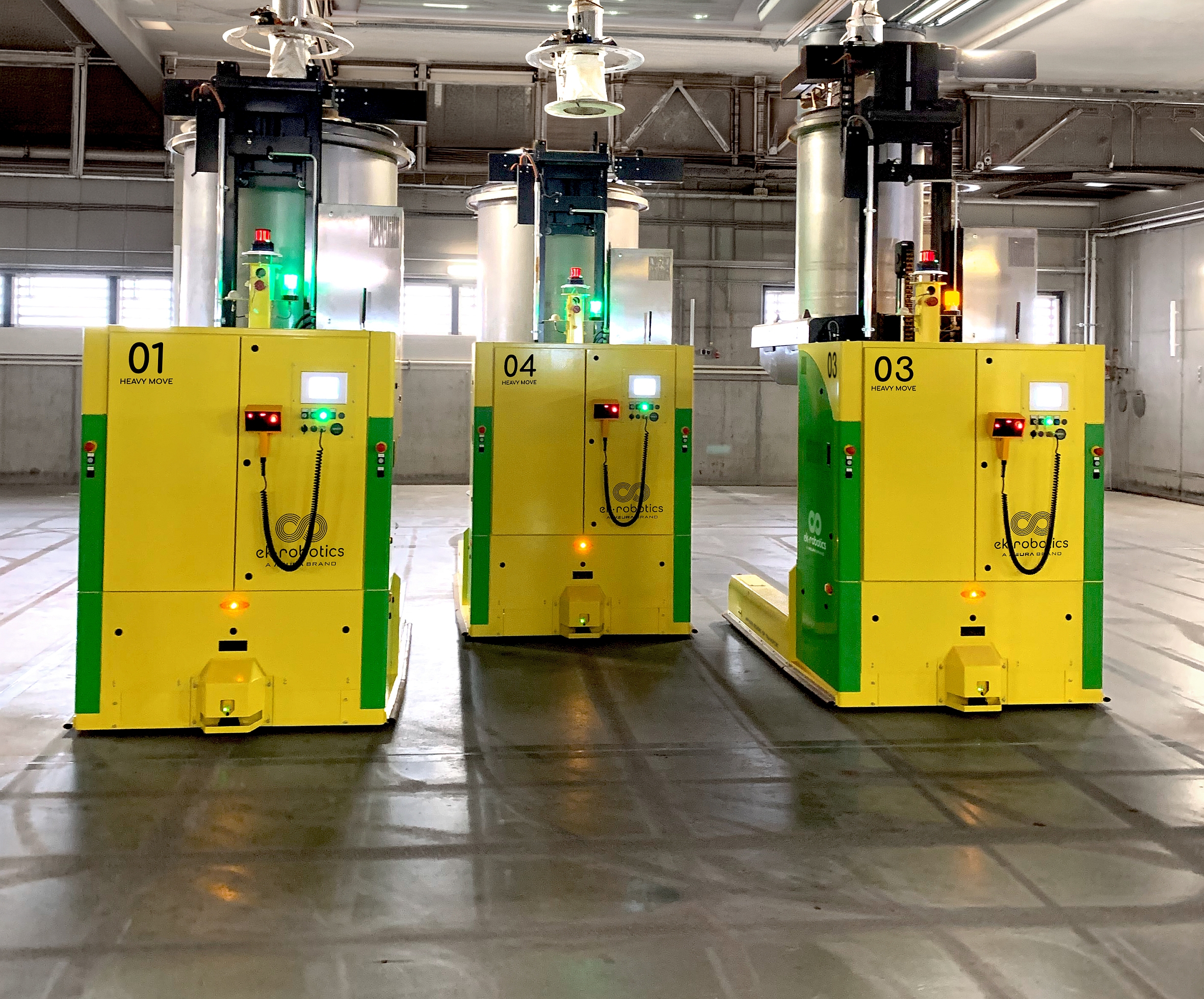 Exakt auf den Prozess abgestimmt: Die Transportroboter positionieren die Container präzise zur automatischen Befüllung.