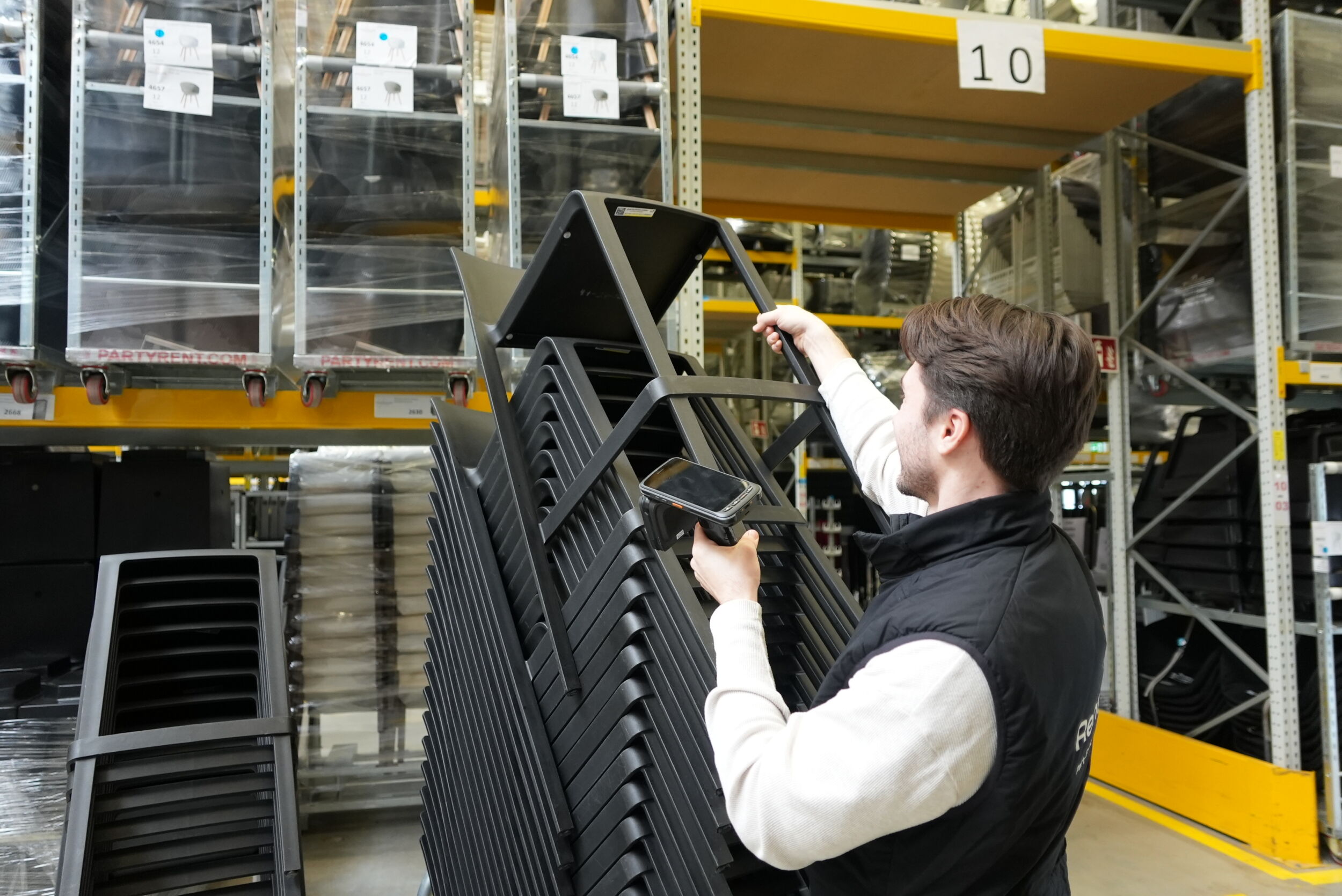 Bei der Rent.Group sind mittlerweile sieben Millionen Verleihartikel mit einem RFID-Transponder versehen - neue Artikel werden von den Mitarbeitern selbst getaggt und mit mobilen Geräten in den Lagerbestand aufgenommen.