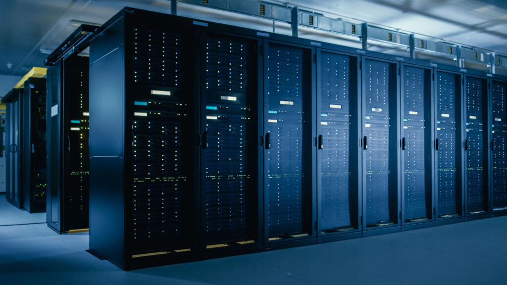 Ob in der Industrie, in der IT-Infrastruktur oder in dezentralen Energiesystemen - unterbrechungsfreie Stromversorgungen (USV) übernehmen eine zentrale Rolle, wenn es darum geht, Prozesse stabil zu halten und Datenverluste zu vermeiden.
