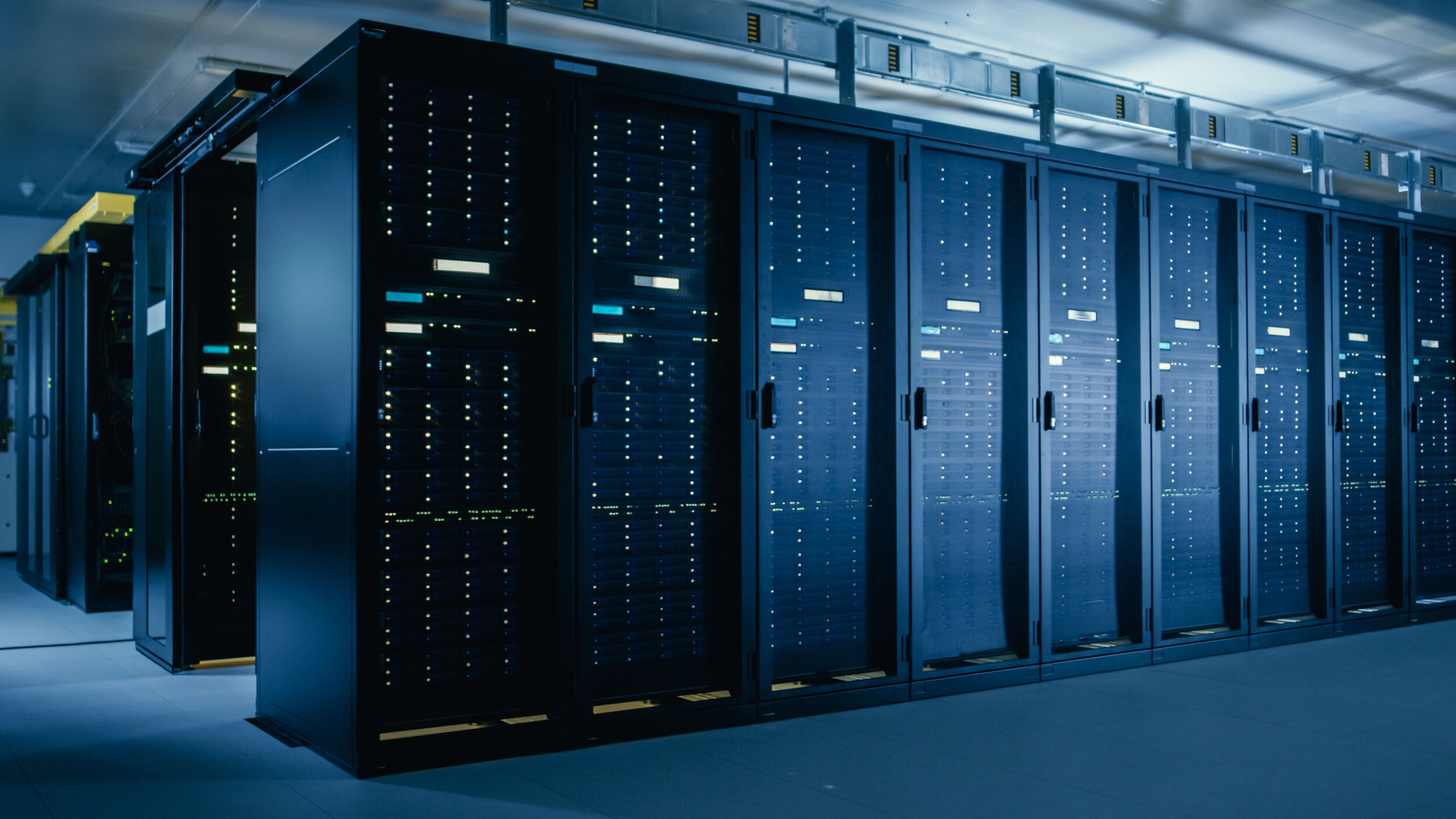 Ob in der Industrie, in der IT-Infrastruktur oder in dezentralen Energiesystemen - unterbrechungsfreie Stromversorgungen (USV) übernehmen eine zentrale Rolle, wenn es darum geht, Prozesse stabil zu halten und Datenverluste zu vermeiden.