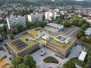 Beim Neubau der Tannenbergschule in Seeheim-Jugenheim wurden Architektur, Konstruktion und Gebäudetechnik gezielt auf Energieeffizienz, Ressourcenschonung und eine hohe Nutzungsqualität im Schulalltag ausgerichtet.