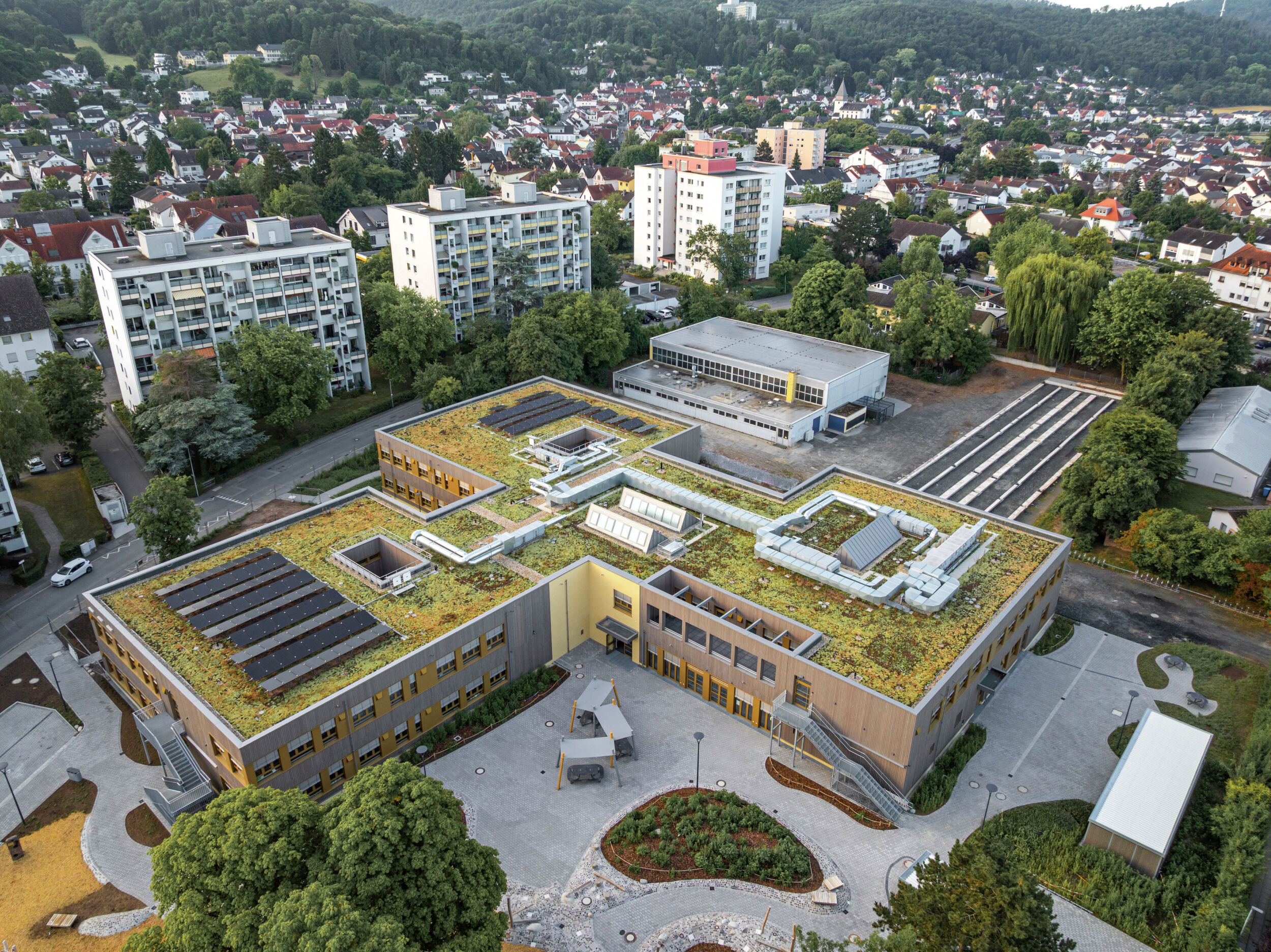 Beim Neubau der Tannenbergschule in Seeheim-Jugenheim wurden Architektur, Konstruktion und Gebäudetechnik gezielt auf Energieeffizienz, Ressourcenschonung und eine hohe Nutzungsqualität im Schulalltag ausgerichtet.