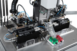Für seine kundenspezifischen Präzisionsmaschinen setzt Covatec auf das kompakte und modular erweiterbare Automatisierungssystem von Sigmatek.