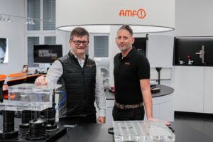Chris Vogel, Leiter Key Account Projekte International bei AMF: "Wir erhalten schon seit längerem immer häufiger Anfragen nach umfangreichen Lösungen, die weit über ein einzelnes Spannprodukt hinausgehen." Projektleiter Thomas Kirchner (l.): "Vor allem durch ständig sinkende Losgrößen und gleichzeitig größere Teilevielfalt ist mehr Flexibilität gefordert, die ein einzelnes Spannelement alleine gar nicht leisten kann."