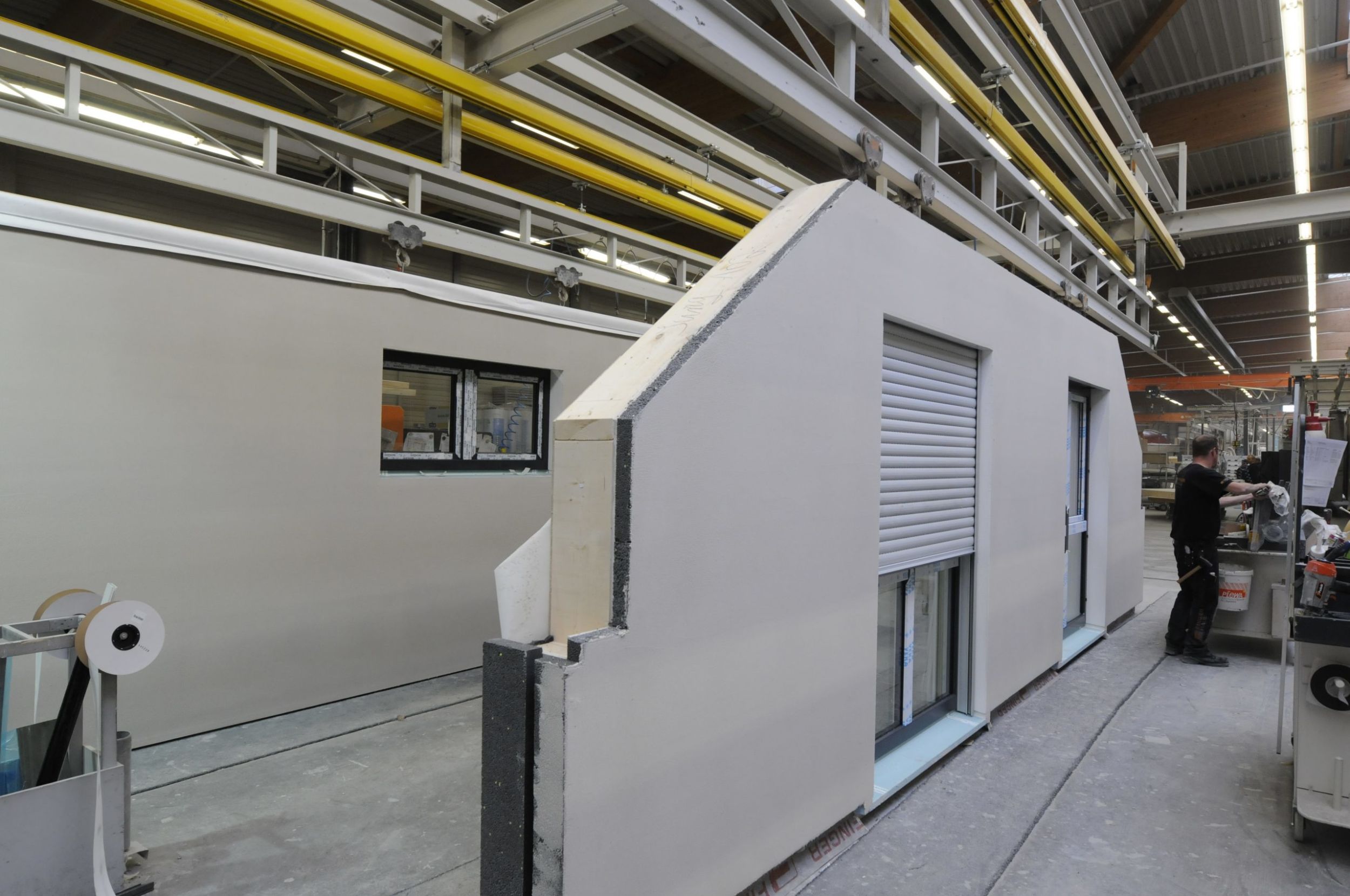 Fertighäuser von FingerHaus bestehen aus komplett vorkonfektionierten Wandelementen, die auf der Baustelle zu einem modernen Haus zusammengesetzt werden.