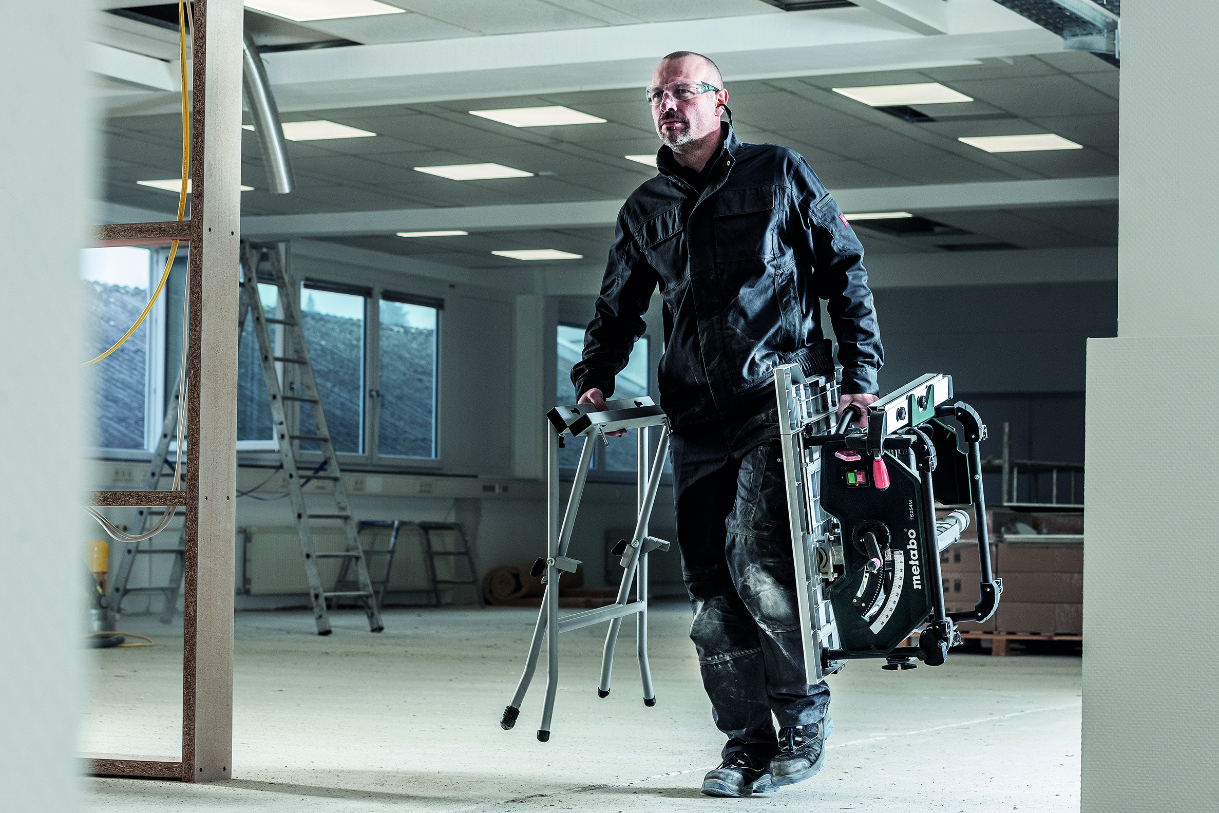 Wie wird die Tischkreissäge mobil?