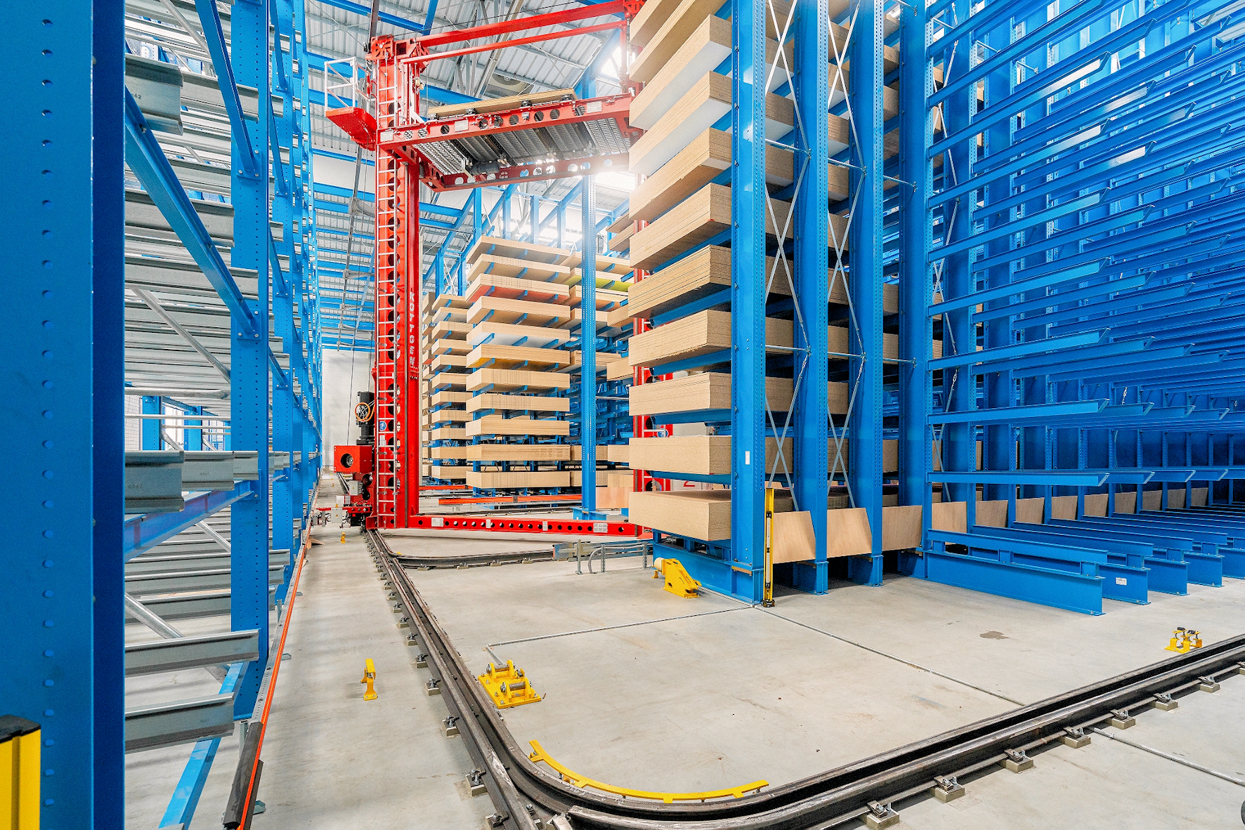 Vollautomatisches Kommissionieren im Plattenlager