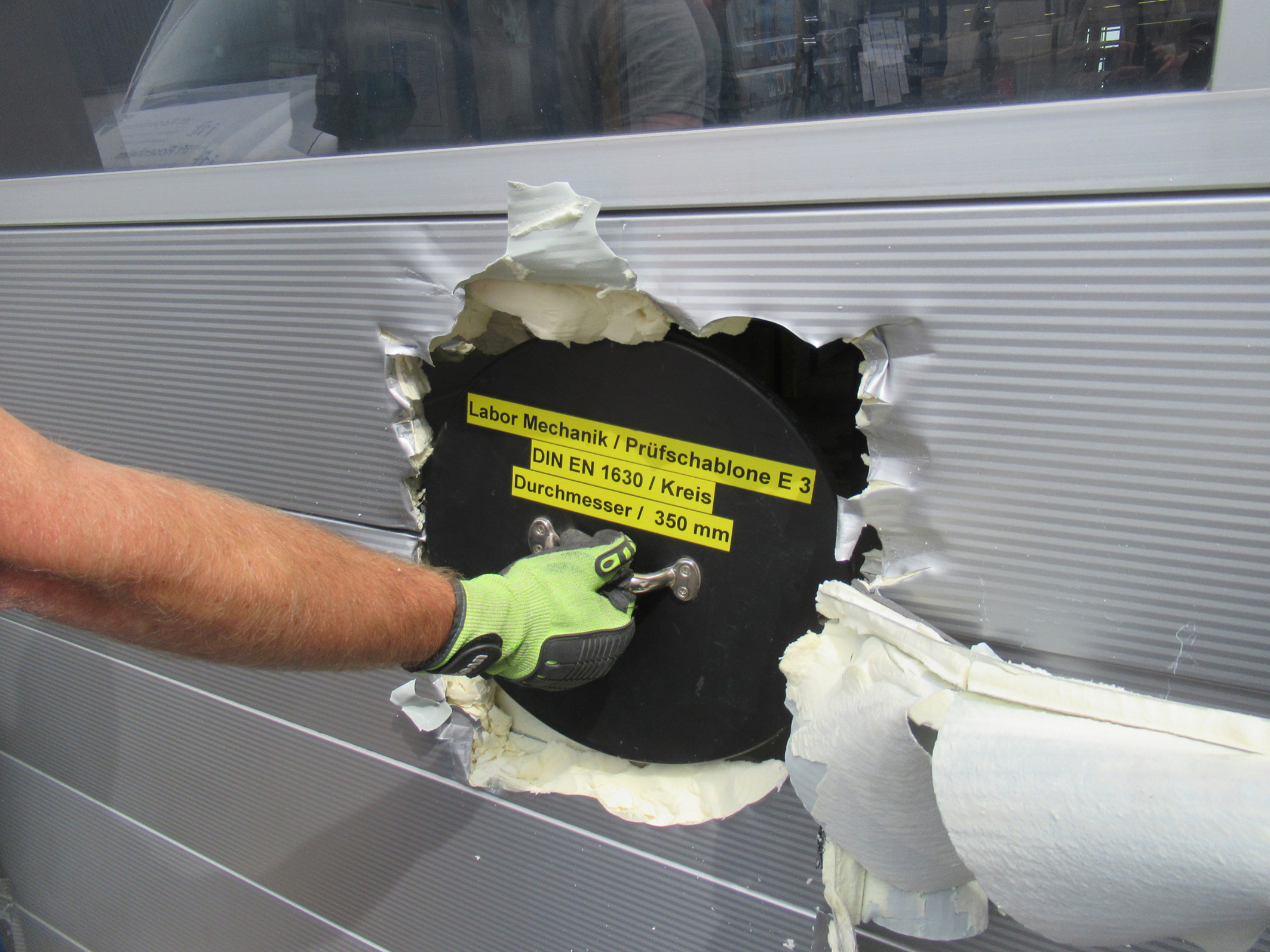 IFT Rosenheim bietet Prüfungen nach DIN/TS18194 an PI200647_Bild_01_Torpruefung_durchg_20200715093424