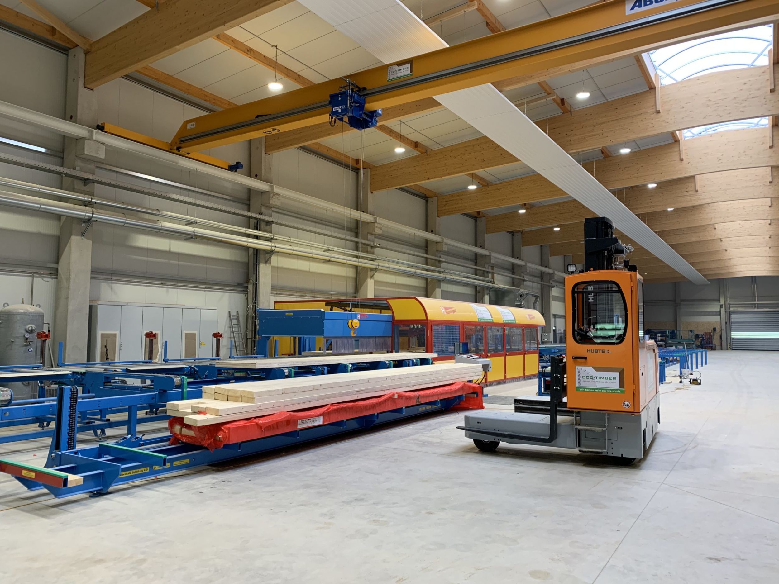 Eco-Timber produziert 580km Abbundleistung für das deutsche Holzhandwerk. Damit könnte die Strecke Berlin-München mit Dachbalken ausgelegt werden.