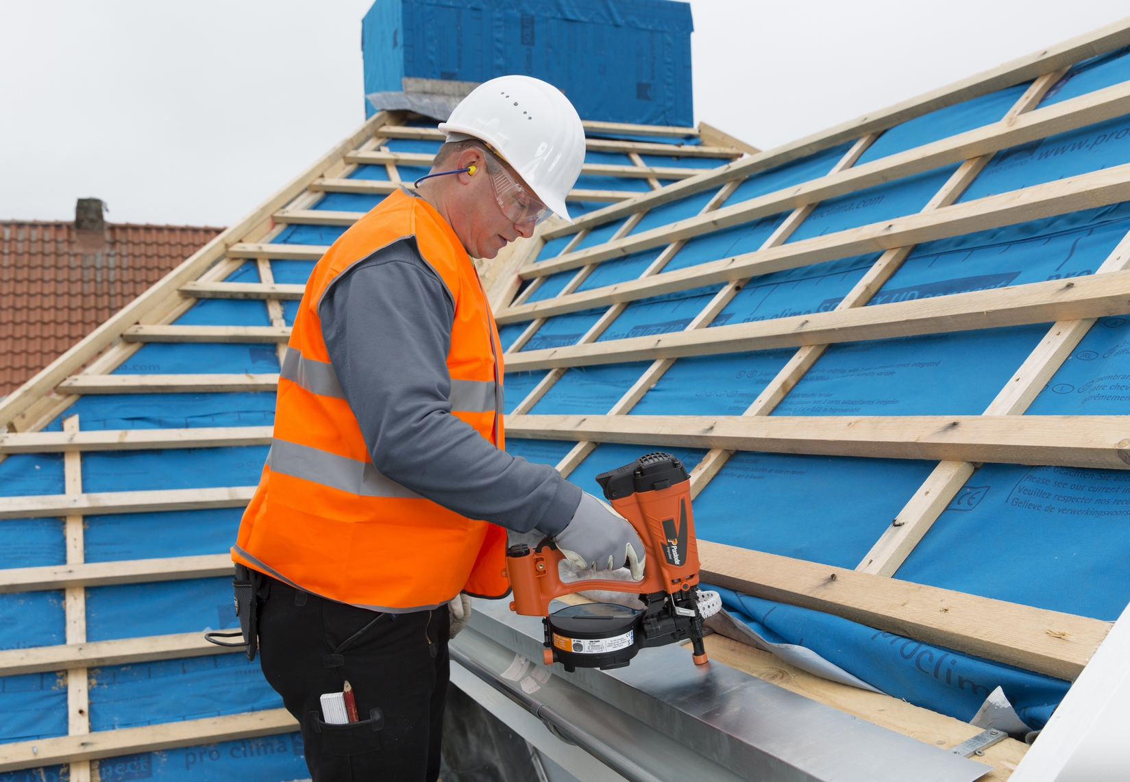 Sicheres Nageln auf dem Dach