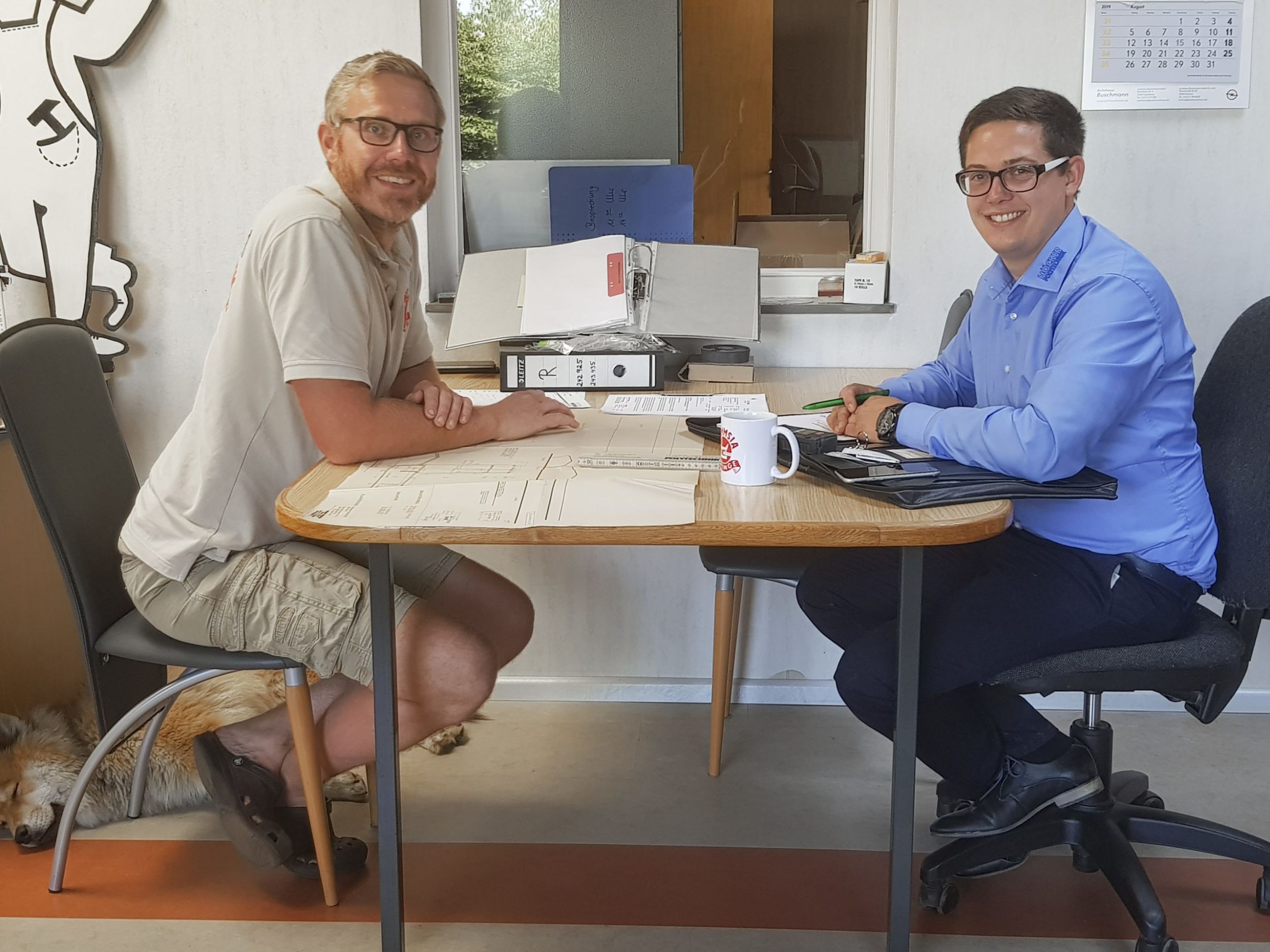 Firmenhund Mimmi, Matthias Diephaus, Ernst Dünnemann GmbH & Co.KG (l.) und Felix Mallon, Projektleiter der Höcker Polytechnik GmbH (r.)