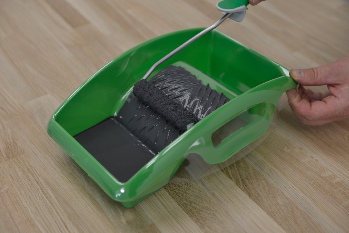 Holzoberflächen einfacher veredeln Der farbige Anstrich wird in die ergonomisch geformte Farbwanne gegeben und anschließend per Mikrofaserrolle verteilt.