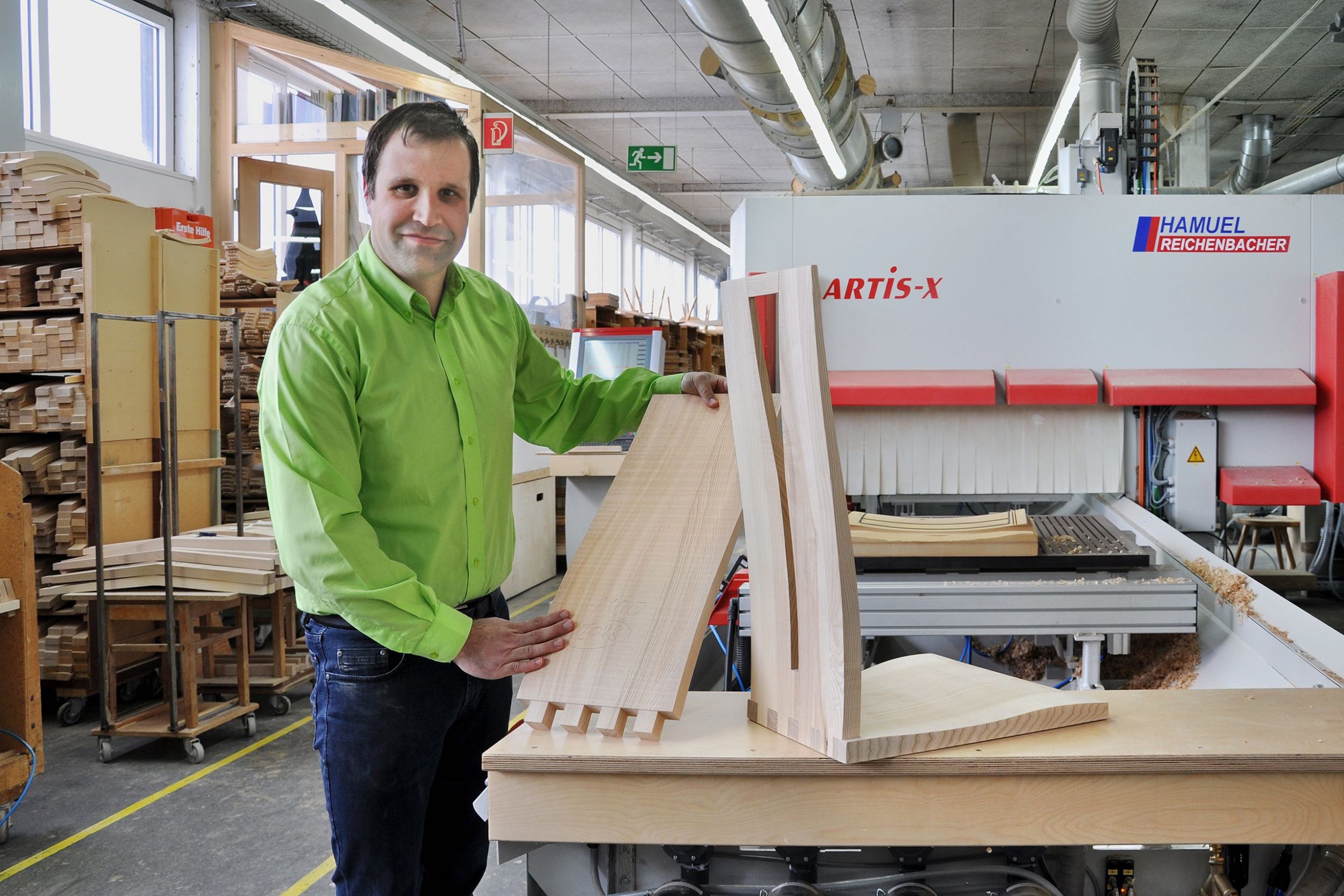 Sitzmöbel nach Maß Betriebsleiter Thomas Diewald vor der neuen Artis