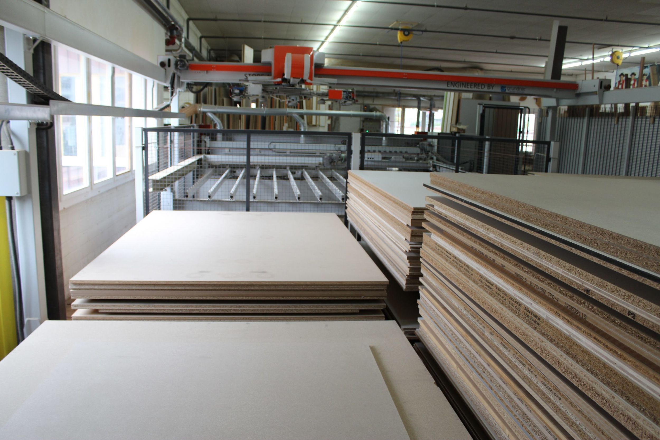 "CNC-Technologie öffnet neue Türen im Design" In die vorgegebene Raumsituation nach Maß eingepasst: Das Store Master-Plattenlager mit chaotischen oder sortenreinen Lagerplätzen.