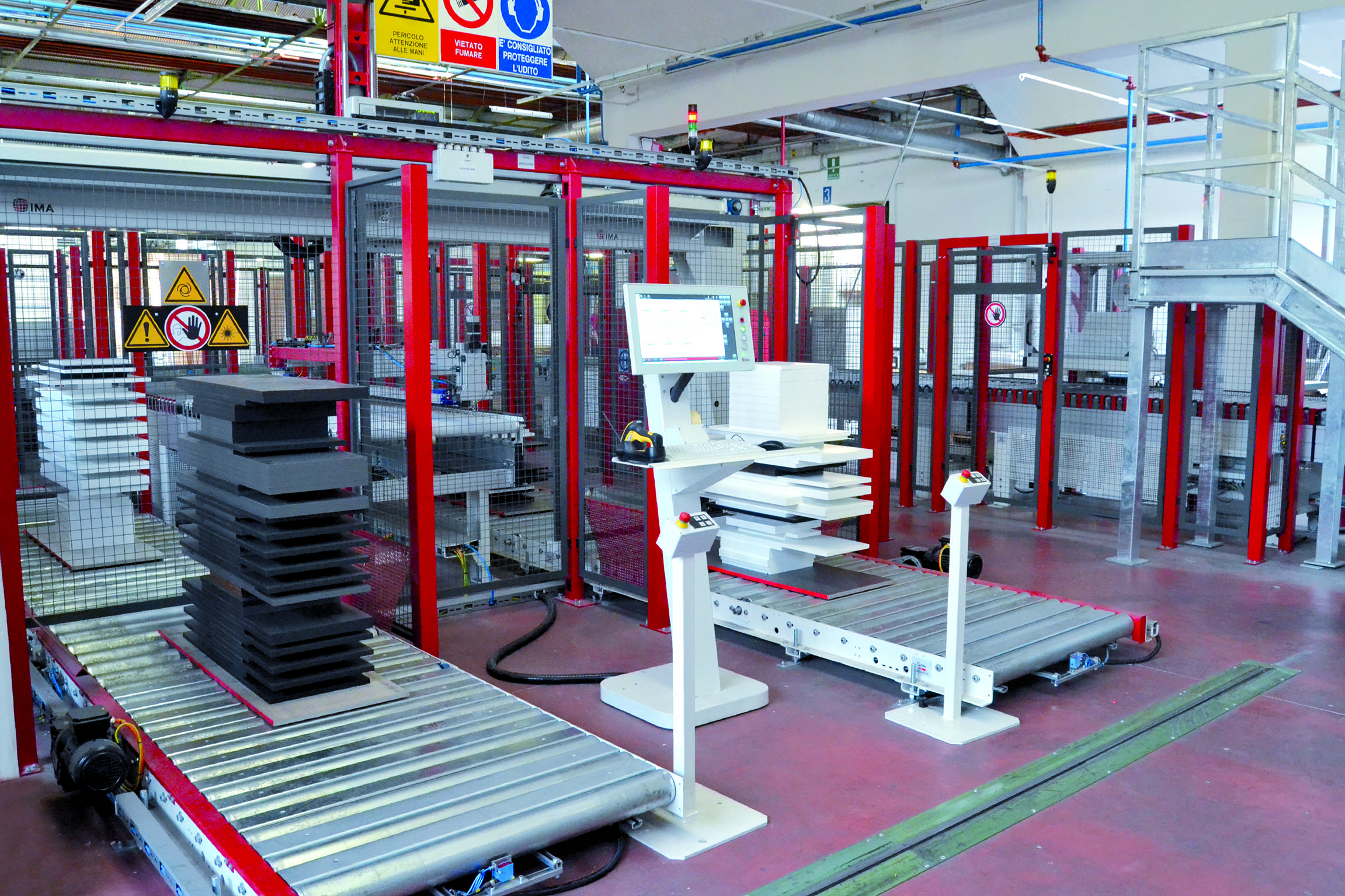 Kommissioniert mit sechs Robotersortierzellen Aus den Kantenkreisläufen werden klassische chaotische Stapel erzeugt und mittels Querfahrwagen der Sortieranlage zugeführt.