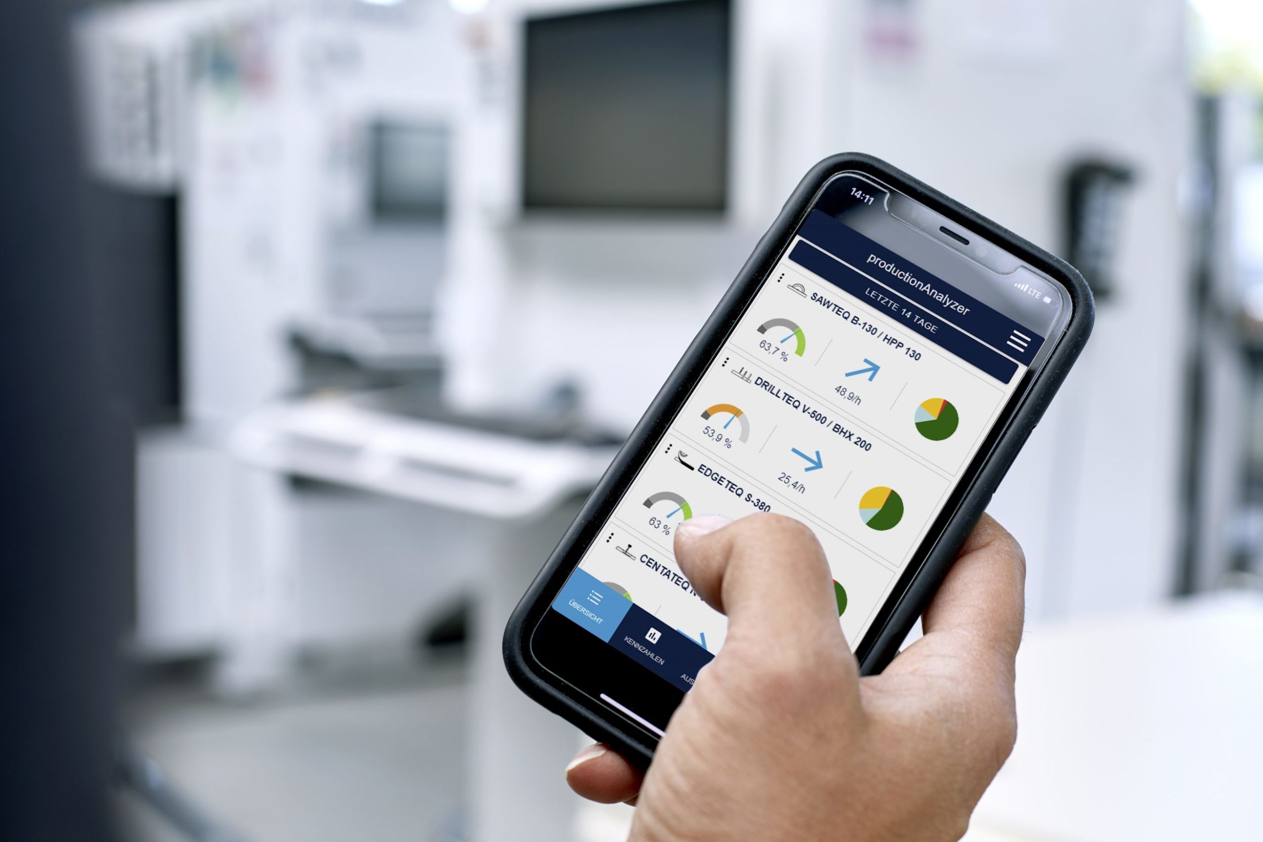 Sägespäne & Smartphone:
Das Ökosystem der Holzbranche Die App productionAnalyzer, die Homag kürzlich an den Markt gebracht hat, stellt Kennzahlen sowie die Teileleistung und den Zustand der Maschinen über einen bestimmten Zeitraum in übersichtlichen Grafiken historisch dar.