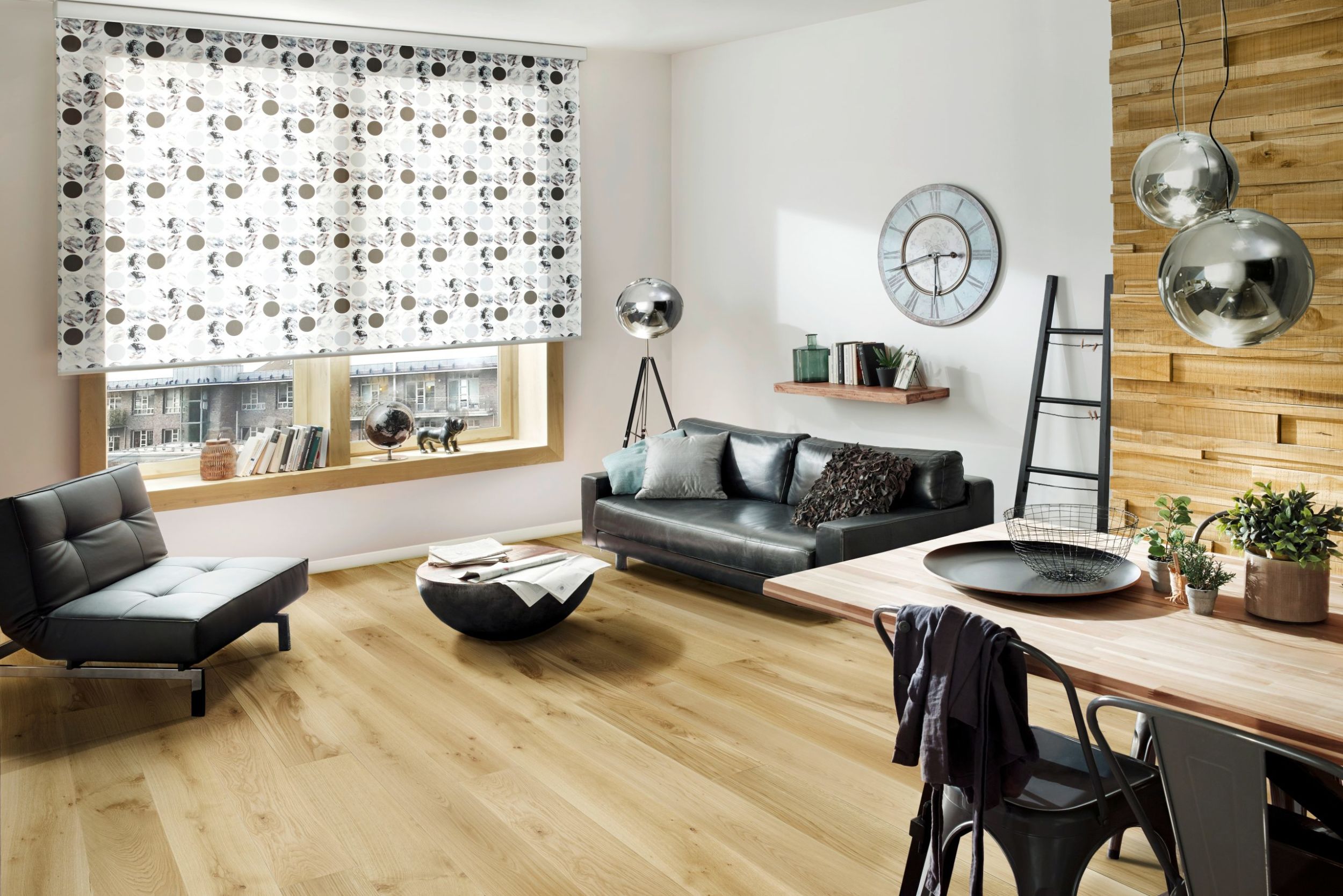 Europäische Eiche, geschliffen, farblos seidenmatt: Dieser Massivholzboden sieht edel aus und hat gleichzeitig eine warme Ausstrahlung.