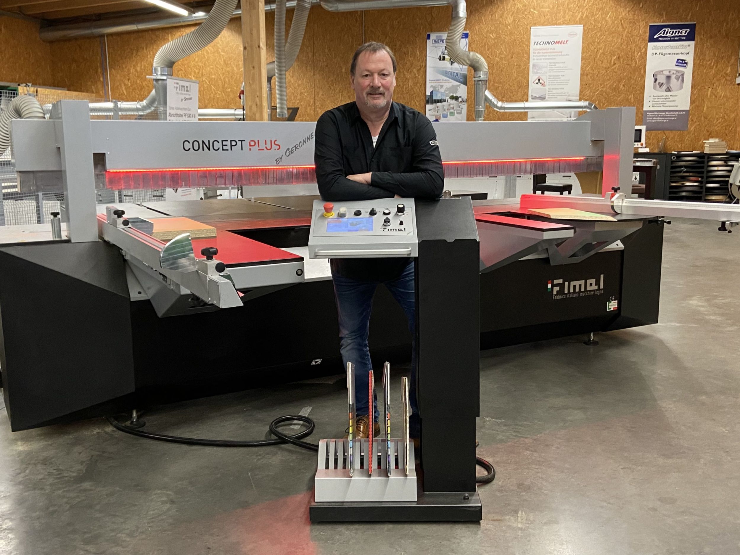 Eine kleine Maschine mit Druckbalken