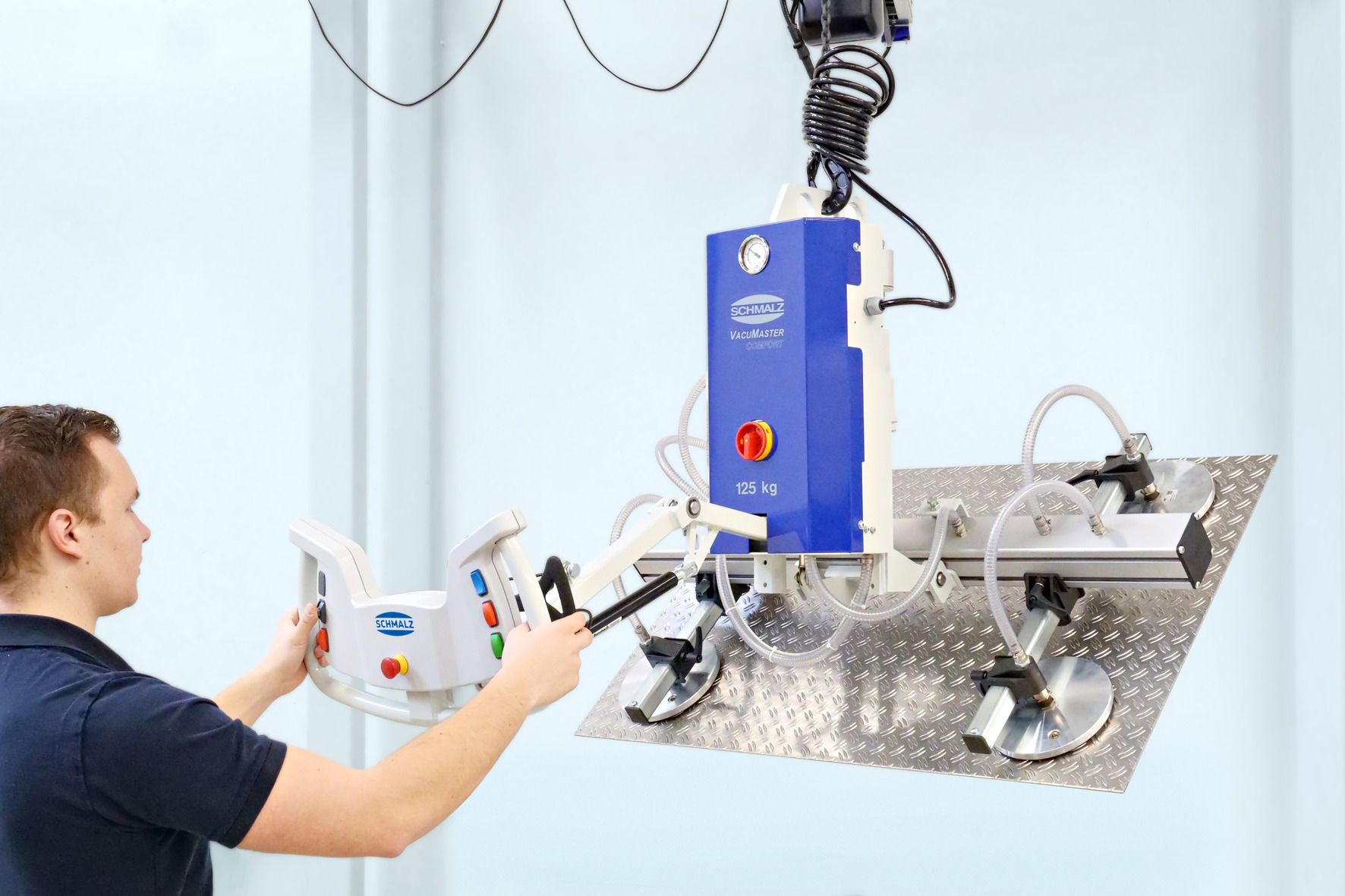 Mit dem optimierten Griff in ergonomischem Design und dem neugestalteten Steuerpanel kann der Anwender das Vakuum-Hebeger&auml;t VacuMaster Comfort ganz bequem und intuitiv bedienen.