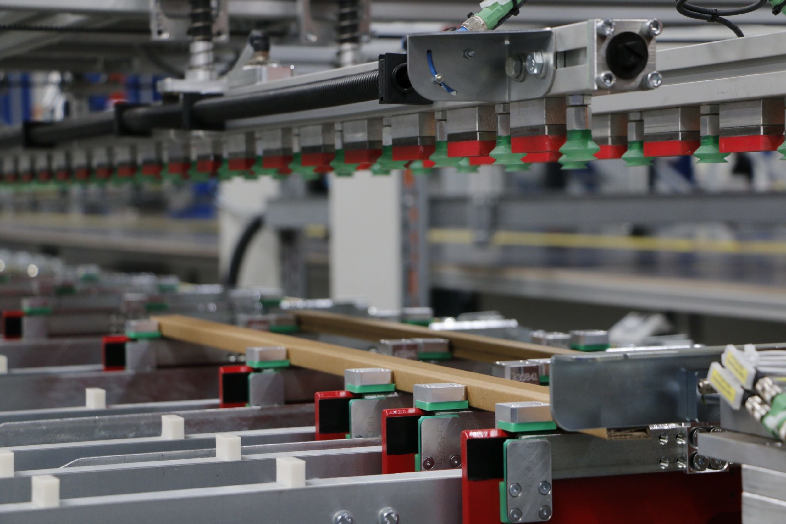 Zu den weiteren Unternehmensschwerpunkten zählen Fördersysteme für die Maschinenverkettung und Lagertechnik sowie Schrumpffolien- und Kartonagenverpackungssysteme (im Bild).