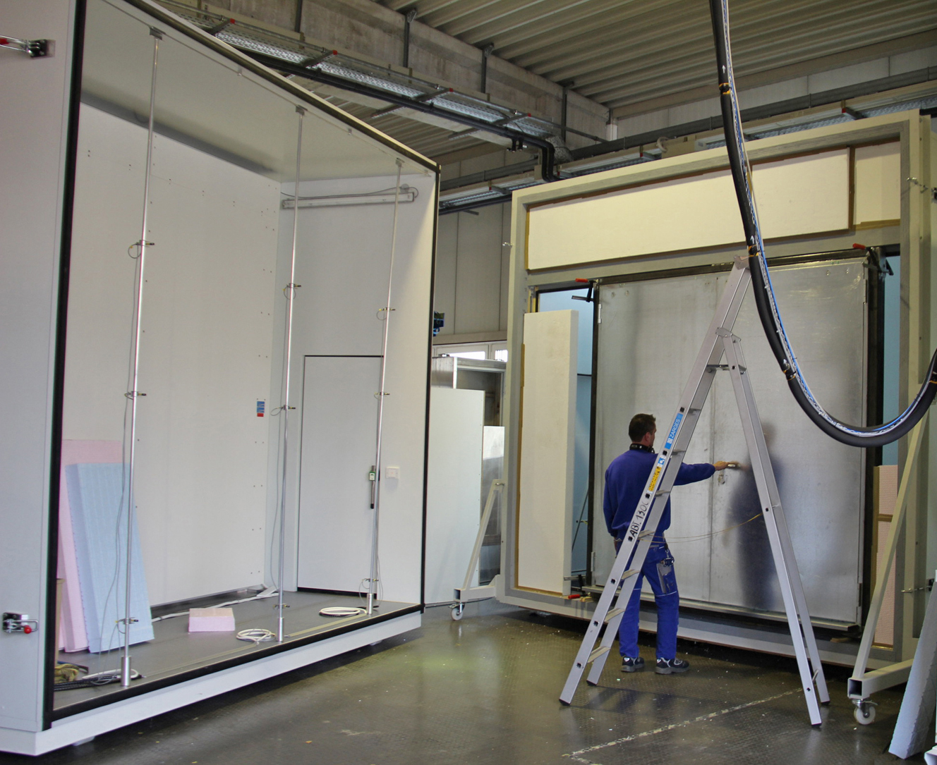 Neue Verfahren PI210342_Bild_01_Klimakammer_mit_PersonJPG