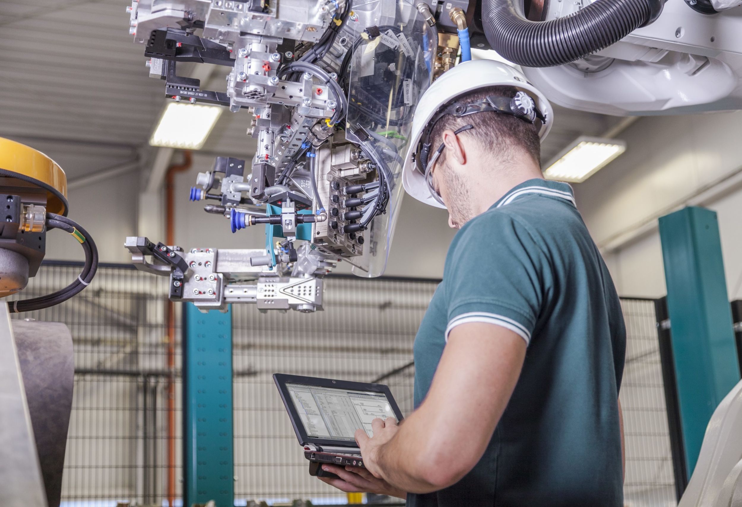 Ingenieur prüft Roboter bei Inbetriebnahme