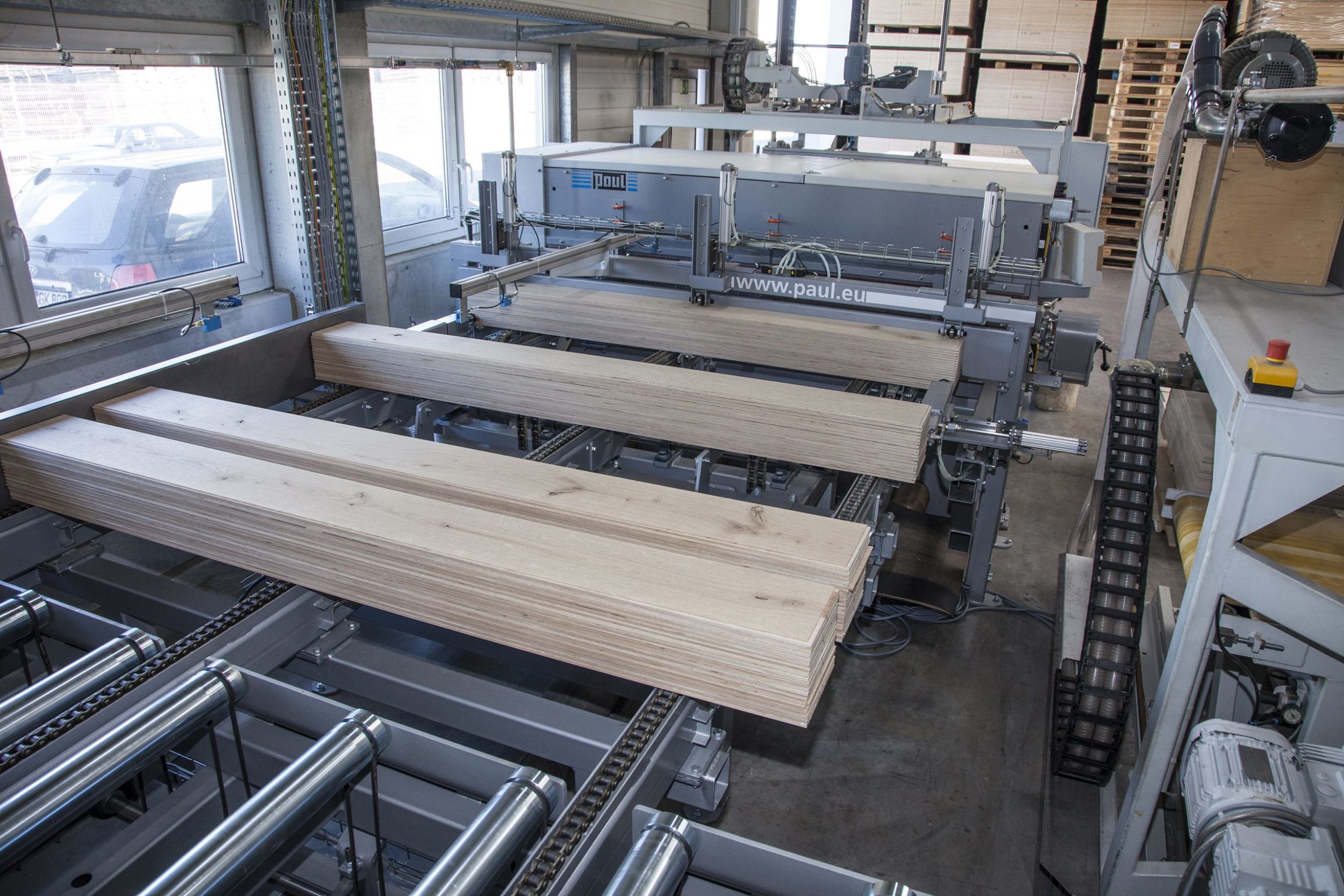 Für Entspannung sorgen Sägekomponenten der Parkettfertigungsanlage: