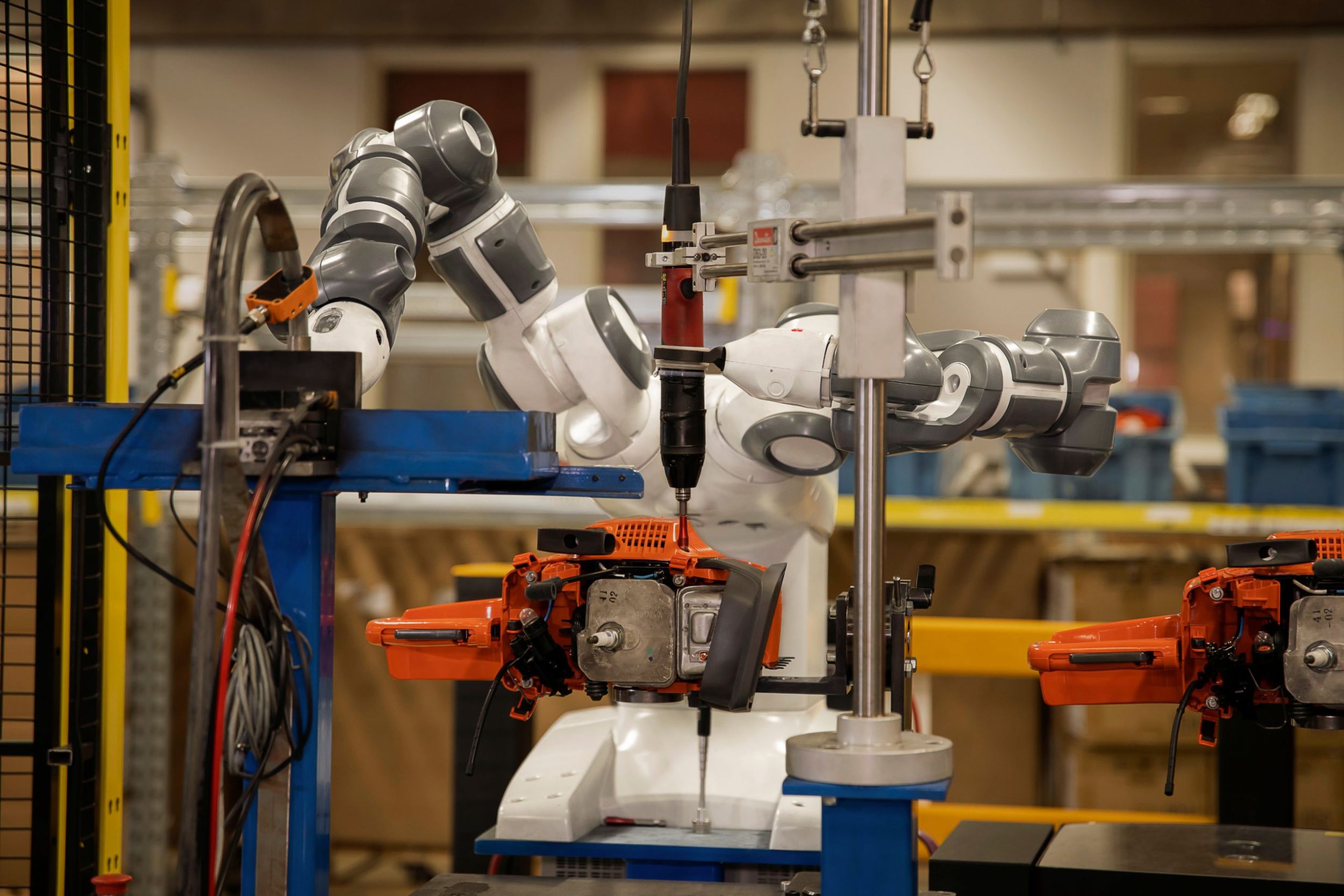 Optimierte Motorsägen-Produktion Geschätzter Kollege in der Produktion der weltweit bekannten Husqvarna-Motorsägen: Der kollaborative Zweiarm-Roboter YuMi von ABB schraubt den Motorsägen-Starter an und entlastet so das Personal von einer monotonen und unergonomischen Tätigkeit.