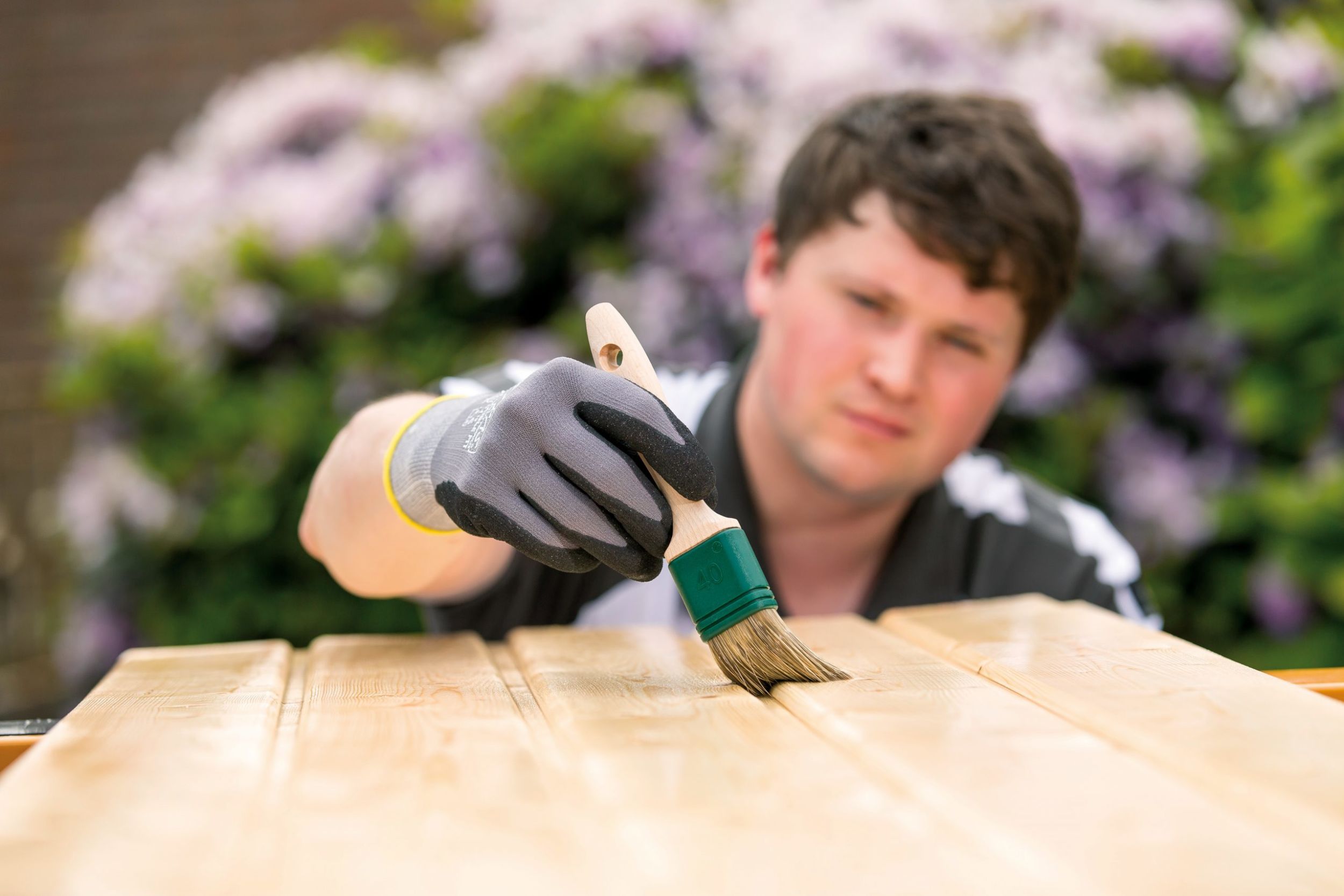 Die Öl-Mittelschicht-Lasur Aqua OML-48/tm [eco] ist atmungsaktiv und zugleich wetter- und UV-beständig.